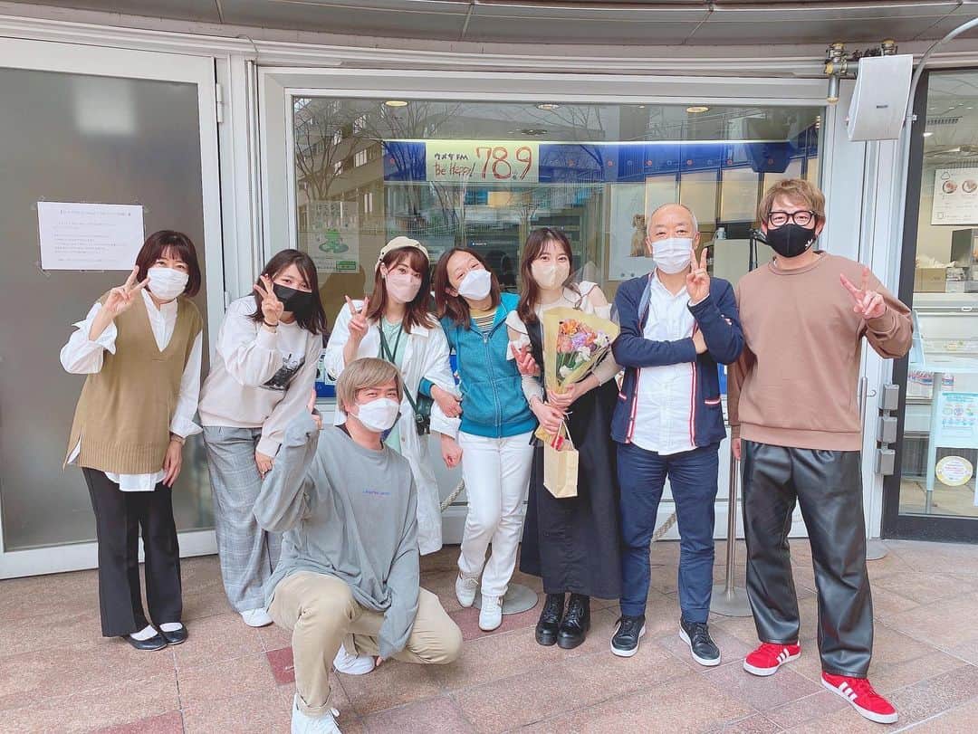 のインスタグラム：「. ウメダFM終わる瞬間、 局長含め皆さんがお花持って スタジオに来てくださって...🥲 我ながら私がラストに選曲した 愛を込めて花束を に合いすぎて 感動しました🥲🥲🥲 ⁡ 美輪明宏さんがラジオの最後に 言ってたという「ごきげんよう〜」は 絶対に言いたかったし、 言わせてもらったんやけど 今まで「ごきげんよう」で終わる人いてなかった新しい！ とも言って貰えて凄く嬉しいです♡笑 ⁡ 実感無さすぎてお菓子とかも買っていってなくて 「またすぐ来よう」とか図々しいこと思ってたんやけど、 しっかり皆さんが送り出してくださったおかげで実感も湧いて、 スタジオ横にあるお店のおでんを買い占める勢いで買って 皆さんに食べて頂きました☺️☺️☺️ 染み渡りました♡ ⁡ そしてそして、番組へメッセージ送ってくださった方々 （↑インスタ見てくださってるからわかりませんが） ストーリーのコメントにメッセージくださった方々 嬉しすぎる🥺🤍 共有しても私得ストーリーにしかならないので スクショして宝物にしてます感謝！ ⁡ またすぐにでも良い報告ができるよう 頑張ります🦭💕」