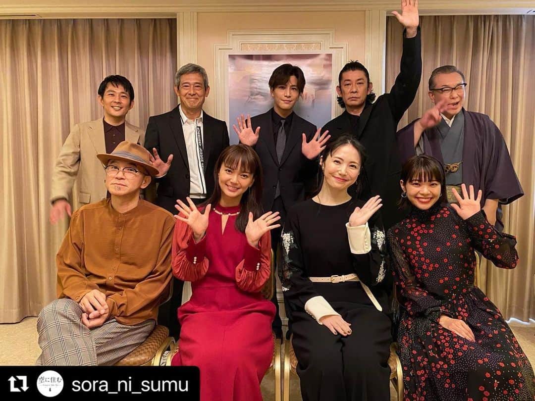 岸井ゆきののインスタグラム：「青山さん『空に住む』に出演させていただいたこと、私の誇りです。撮影の後、また一緒にやりましょう、と言ってくださり、握手をしたこと。あのとき私は本当に嬉しくて、願いを込めて強く強く手を握ったことよく覚えています。つい先週も青山監督の映画にまた参加したいと口に出していました。目標だったので。まだまだ頑張ります。 この写真を眺めると、より、実感のないままですが、作品を幾つも残してくださったので何から見返そうかと考えます。御冥福をお祈り致します。」