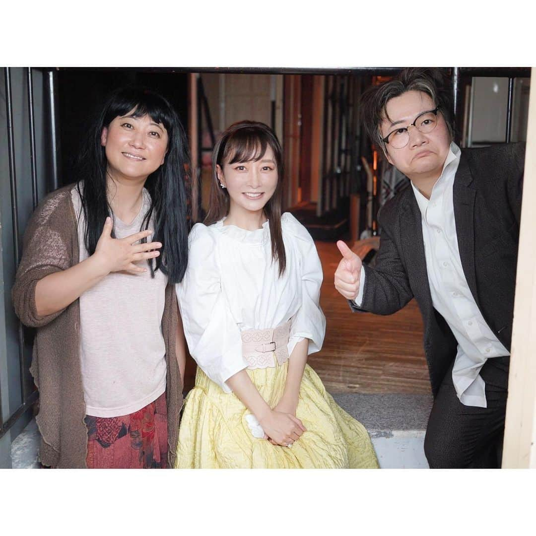 石井美保さんのインスタグラム写真 - (石井美保Instagram)「徳男と徳子 オレだよ、アタシだよ 2022 お2人は天才です。めちゃめちゃ笑わせて頂きました😂 笑い過ぎて、ブラウスが汗ビチャになるほど😂😂　 笑うって本当に爽快。  最後にテーマソングを作詞作曲された大黒摩季さんも登場されて豪華なLIVEに！もうあの歌が頭の中でずっと回ってる🌀 4月に世界配信されるそうです！#徳男と徳子 #徳男と徳子オレだよアタシだよ2022#千秋楽」3月27日 21時41分 - miho_ishii