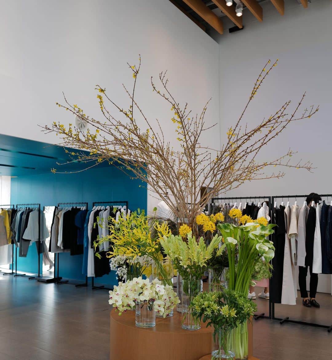 正中雅子のインスタグラム：「TOKYO POPUP STORE2022 SS無事に終了出来、ホッとしております☺️🌼  3日間、オープンからクローズまで整理券や入場制限がかかりフィッテング待ちもあり 至らぬ点もありご迷惑をおかけし申し訳ございませんでした。  入場制限もあるなか ご来場頂いた沢山のお客様に感謝の気持ちでいっぱいです！  励みになるようなお言葉の数々も頂き 何度も泣きそうになりました🥺  改めて大好きな服を通してこんなにも皆様とワクワクできる事を幸せでした。  あー、終わってしまったのが何だか寂しいよー🥺💙  沢山のご来場を頂き 本当にありがとうございました！！  また皆様に楽しんでもらえるような大好きな服作りを コツコツと精進して参ります！  最後になりましたが、ご迷惑もおかけしましたが 沢山のお力添えを頂いた　@daikanyama.tsutaya さま、有難うございました☺️  お客様をはじめ、関わってくださった全ての皆様から 愛情いーーっぱいもらってMACHATTのお洋服も喜んでいるみたいにかんじました🥰  夢のような時間をありがとうございました💛💙🤍  MACHATT LAND in tokyo 終了🏰♡  #MACHATT #machattland  #machattpopup」