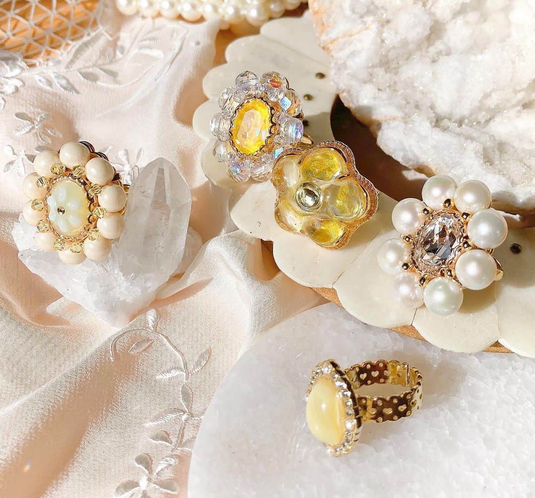 Fukiko-マルベリコさんのインスタグラム写真 - (Fukiko-マルベリコInstagram)「春の芽吹きを感じるリング達🐩☀️🌼 : 大きな淡水真珠のころんとしたフォルムが魅力的なパールホワイトチョコリング。 台座にはめ込んでいるのではなく、真珠のビーズを縫い合わせているので、サイドからもパールの美しい重みを感じられます。 春になってもパールのリングは、いろんなコーデにあって万能なアイテムですね🕊✨ :  #スプリングコーデ #スプリングカラー #イエローカラー #イエローコーデ #ハンドメイドアクセサリー #ハンドメイドリング #リング #指輪  #春コーデ」3月27日 21時53分 - palpitation03
