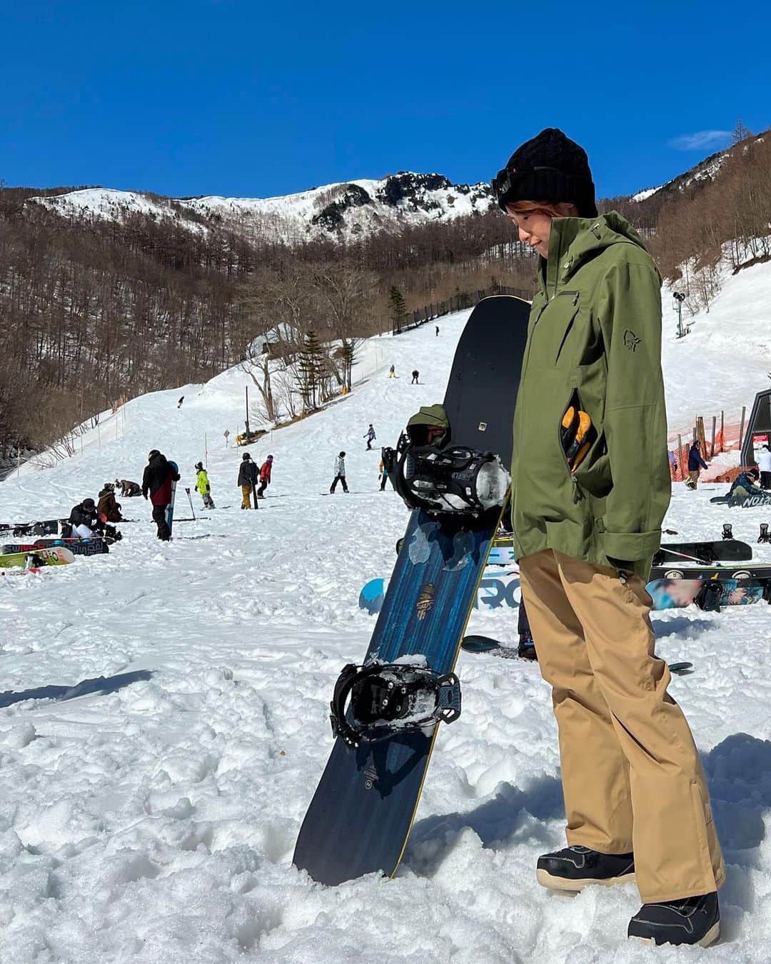 彩海のインスタグラム：「. . 2022シーズン滑り納め🏂 . 0326丸沼高原スキー場 0327川場スキー場 . 初日ガリガリであんまり楽しめなかったんだけど2日目は晴れて最高。 . シャバシャバでも雪山好き🏂 自然の中で風切ってすすむのが 気持ちよくてたまらず… ニヤリしてしまうわたし。 . . 今シーズンは6回も滑りに行けて 幸せでしたー♡ 怪我もなく無事今シーズン終了。 . . . . #スノボ #スノボ女子 #スノボウェア #丸沼高原スキー場 #川場スキー場 #snowboarding #snowboad #snow #来シーズンはスキーデビュー  #挑戦してみたい #スキーは初心者です」