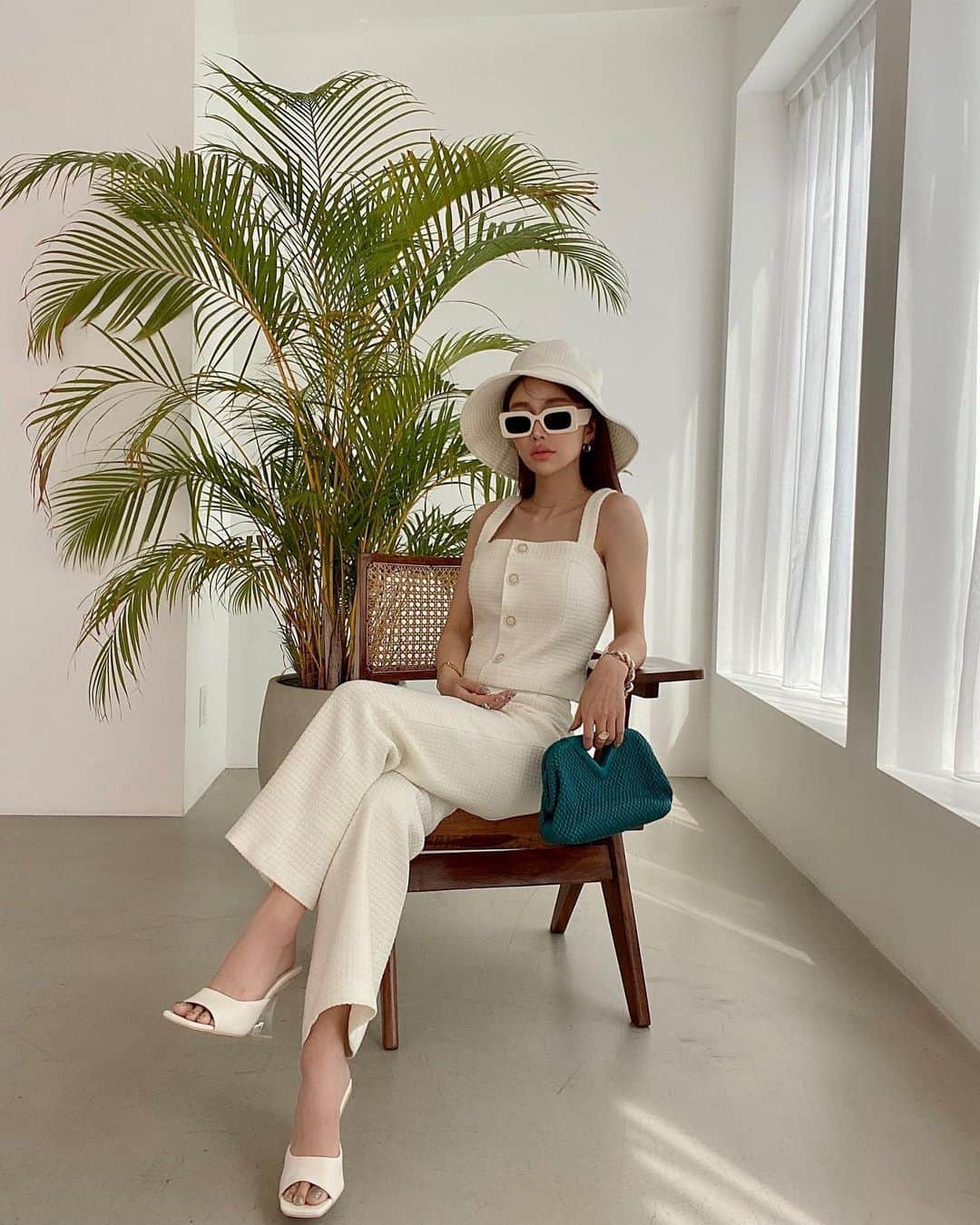 のインスタグラム：「ぽこぽこしたツイード素材の夏らしいデザインがポイントのセットアップ♡  バケハもおそろいの生地だよ♡  先行販売スタート後 即完売しましたが ただ今 再入荷中です🥰  カラーものもお洒落で悩みに悩んだけど 私はやっぱりホワイトとブラックを getする予定！😍  @eimyistoire_official   Sサイズ着用していますよ☺️♡  #セットアップ #ツイード #eimyistoire」