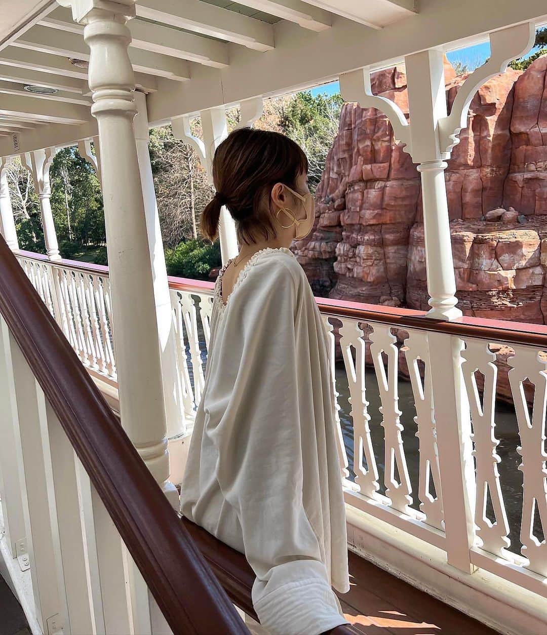 島居玲子のインスタグラム：「暖かかった日の⛅️  この👚が色んな着方ができて 今のお気に入り。」