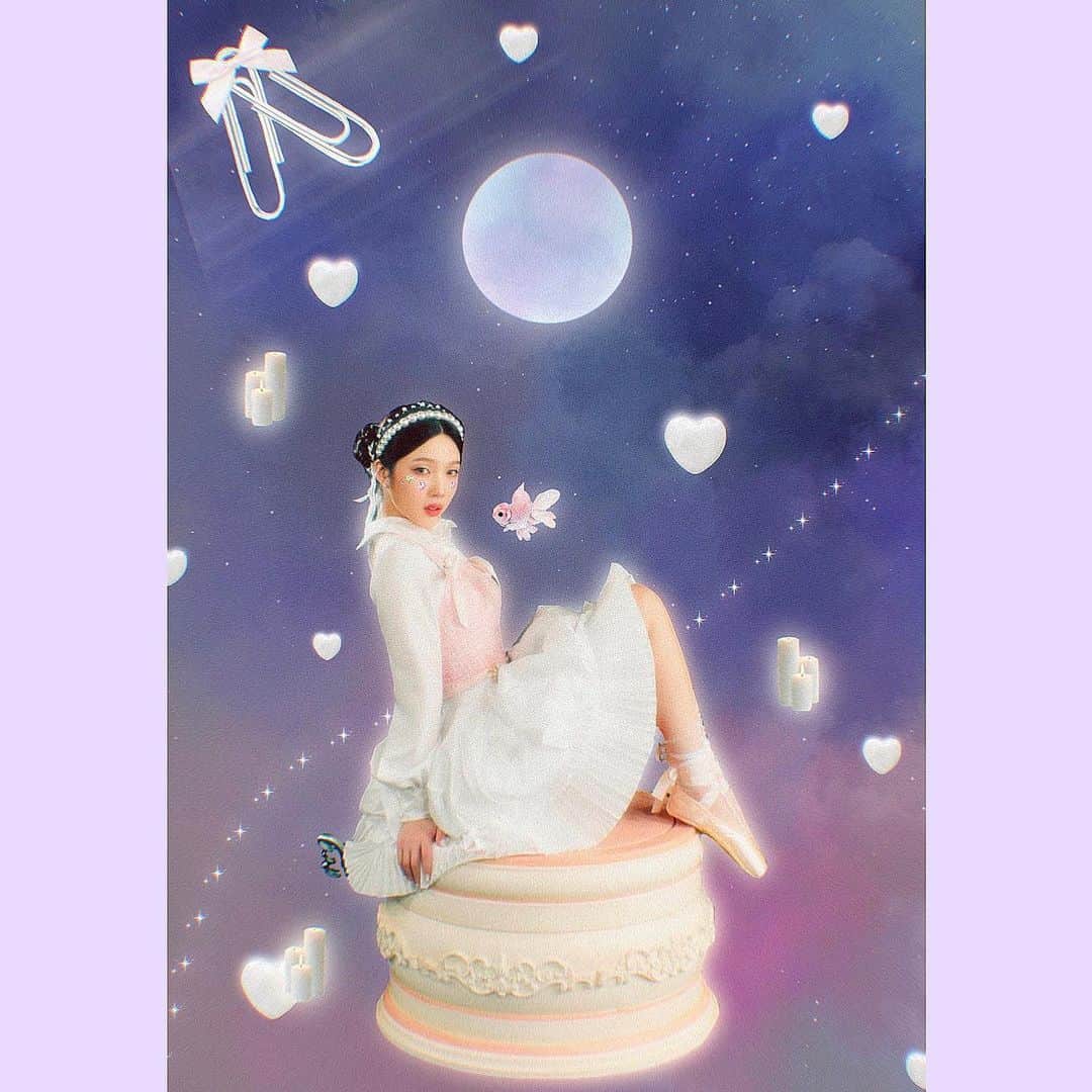 Yumeのインスタグラム：「コンセプト好きすぎて CD買っちゃった🥹🫶🏻💿🩰 背景描いてコラージュしてみたやつ😂 絵上手くなりたい切実に🙇🏼‍♀️ #redvelvet #feelmyrhythm」