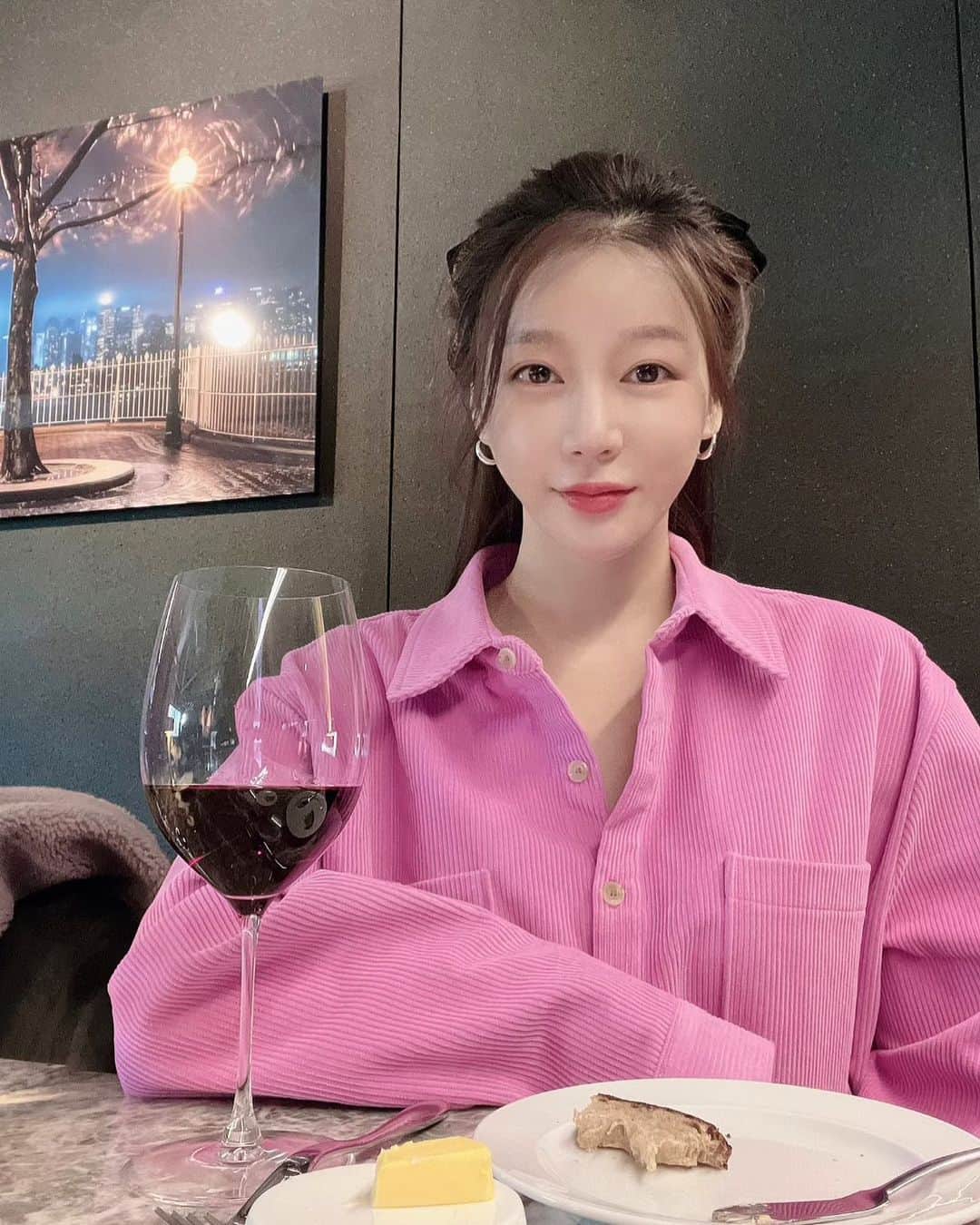 ハン・ジウンのインスタグラム：「오늘 아님 꿀꿀꿀🐷  #사실술한잔도못함 #와인은인스타용🍷」