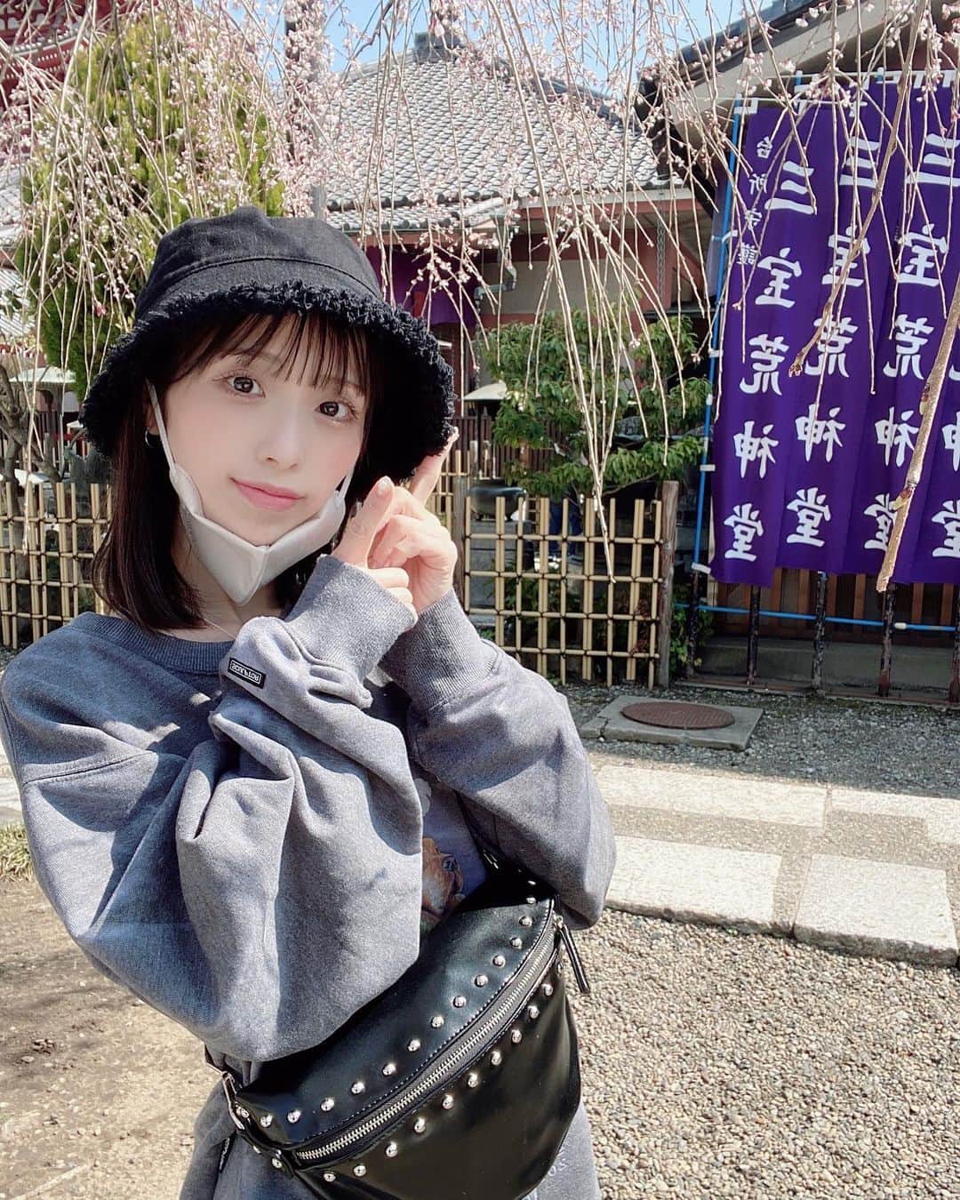 美咲優羽のインスタグラム：「.  .  .  季節外れの初詣にお母さんと行けました。 おみくじで凶が出て見なかったことにしてもう一回やったら大吉が出ました。 痛いところとかに浴びると良くなるという噂の煙を全身に浴びました。次の日体調悪くなりました！ 神は信じられん。信じられるのは己の身ですな。 初めての浅草観光お母さんおばあちゃんとデート楽しかったり . . .  #東京グルメ #東京観光#浅草#浅草グルメ  #selca #selfie #셀카 #셀카그램 #today #ootd #dailylook #instagood #instalike #instafashion #followme #インスタ映え　#アイドル #japanesegirl #地下アイドルー#japaneseidol#japanesegirls #地下アイドル好きな人と繋がりたい」