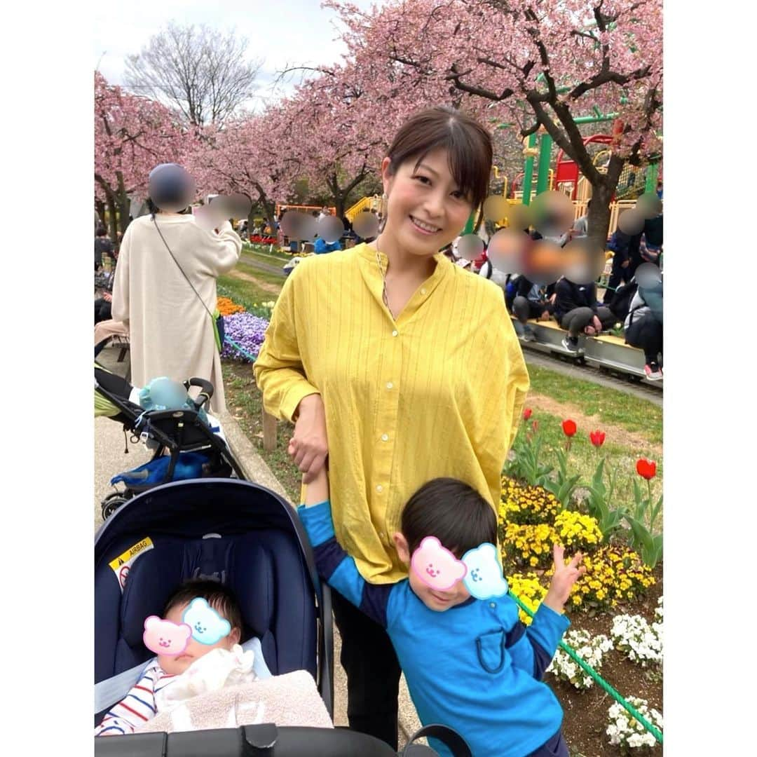 森麻季のインスタグラム：「🌸  私も小さい頃に行っていた場所に子どもたちを連れて行けました 簡単なお弁当を作ってレジャーシートを敷いて食べる 特別なことはしてないけどとってもいい時間でした  #お花見 #🌸 #2人育児 #3歳 #生後2ヶ月 #男の子ママ #子育て #赤ちゃんのいる生活」