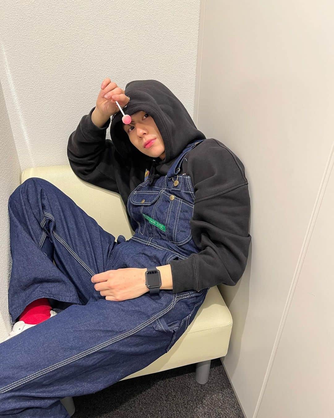 のインスタグラム：「演技レッスン後に撮影であめちゃん使いました🍭🖤」