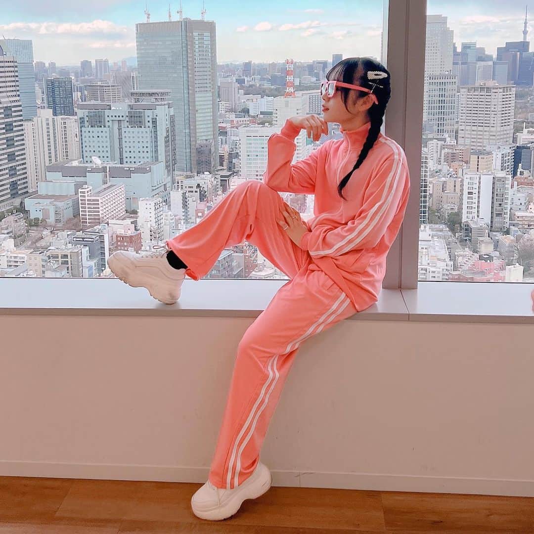 のインスタグラム：「ジャージ🌸 ・ ・ チャンネル登録者さん！ 46万人ありがとうございます😭♥️ とっても嬉しいです♥️  目標の50万人まであと4万人💭 ぜひチャンネル登録お願いします🙇‍♀️🤍 ・ ・ そして今日は🐶アロマの誕生日でした～！ 8歳おめでとう💭 これからも健康で長生きしてね🤤   #ひまひまチャンネル #ひまひま #ジャージ」