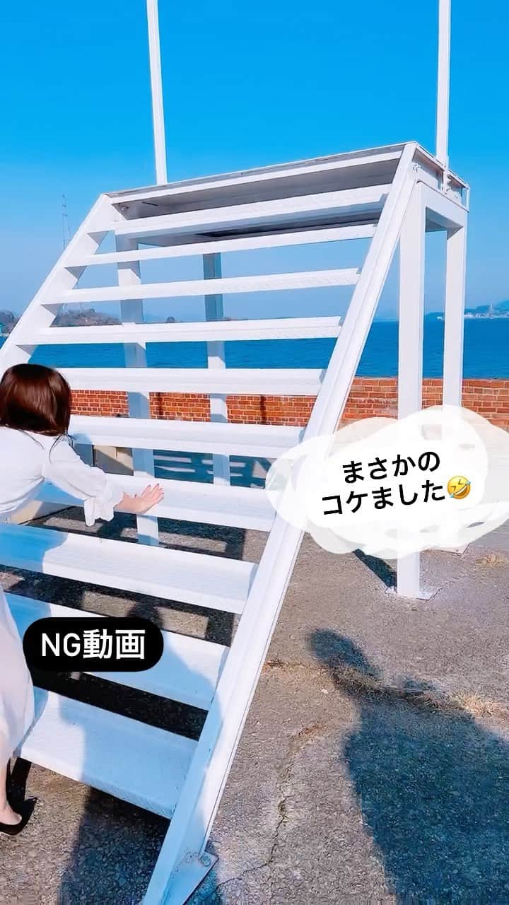 八幡美咲のインスタグラム：「スタッフさんの笑い😂✨  足もう少しあげたつもり だったんだけどな😖。 あがってなかったです😂笑　  まさかの1段目 一つ前の動画の撮影の裏側🌸😆  #pizzaen #海辺の階段 #広島フォトスポット #広島旅 #広島映えスポット  #広島カフェ」