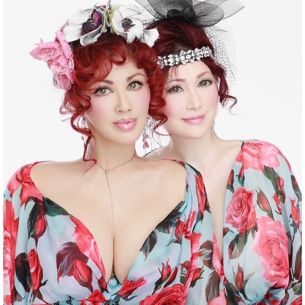 叶姉妹のインスタグラム：「⚜️💎私達の愛する大切な皆さん、 ごきげんいかがでしょうか🥰💖⚜️  🌸春のヘブンリーな天使たちは もうすぐそこですよと あなたの耳もとで ささやいておりますね。🦋✨  さて、🌹Q&A💎 ⚜️今、”自分を変えたい、変わりたい"⚜️というご質問やお悩みが とても多いようですね。 しかし、どのように変わりたいのかが 漠然としているのではないでしょうか。 ちなみに、 あくまでも、わたくし達は、 変わりたいという願望は とくにありませんが、 むしろ、わたくし達は、気がつけば いつも自然と進化し続けていると 感じておりますよ。 それは、わたくし達の 一瞬一瞬の人生の選択を 丁寧にして、それにより 数々のアメージングな体験を してきたからだと思いますよ。 近年世の中はハイスピードでめまぐるしく 変わり続けております。 わたくし達は、世の中が どのように変わっていっても、 びくともしない自分軸を しっかり持ちながら しなやかに、 常に時代の移り変わりを 敏感に本筋を見極めて 変化する世の中と 叶のポリシーからなる 超究極の自分軸を上手く こなしておりますので 決して 自分自身をみうしなうことはないように 考えておりますよ。 そして、360方向に向けての 私達の愛する大切な皆さんへの心からの 感謝、さまざまな日常から生まれる心の感動 胸深く忘れることなく、 覚悟と誠意がともなう自由であること フラキシブルであることも とても大切なことだと 思っておりますよ。 このような私達の愛あふれる プレシャスな心が、 私達の愛する大切な皆さんに 伝わっていると感じる と本当に嬉しいですよ。🌹✨ ご参考にしていただければ嬉しいですよ🦋💖💎 (ドレス、靴、ベッドドレス、すべて私物 ドルチェ&ガッパーナ・セリーヌ)  🌹With 3/28発売ですよ🥰💖  PS，ycnetykrさん、わざわざお知らせくださり 　　ありがとうございます😋💖  🦋中村佳穂さん、はじめまして。 私達のポッドキャスト⚜️叶姉妹のファビュラスワールド⚜️をお気に入ってくださっている聴いてくださっている ということ、とっても嬉しいですよ。 これからも、よろしくお願いいたしますね😋💖 3月23日にニューアルバム「NIA」をリリース🌹✨  🦋君島青空さん 中村佳穂さんに、 私達の⚜️叶姉妹のファビュラスワールド⚜️を ご紹介くださって、とっても嬉しいですよ。 流石アメージングなセンスなのですね。😉💖  💎「世の中が見えない危険にさらされて 急速に変化する不安定な今、 わたくし達の愛する大切な皆さんが どうか 心身ともに健やかに幸せに 過ごされますように 心より願っておりますよ。🌹✨」  💎私たちの初のトーク番組💎 ⚜️叶姉妹のファビュラスワールド⚜️が Spotifyのポッドキャストで大好評で 大人気でとても嬉しいですよ。😘💖 私達の愛する大切な皆さんからの 人生の様々なお悩みや、 ファビュラスな姉の⚜️ヘブンリーに 生きるコツ⚜️や 私が長年観察しております "はぁ〜…なるほど〜"と感心してしまう ファビュラスな姉の ⚜️気がつけばいつも愛されている アメとムチな ナチュラルボーン恋愛マスター気質のコツ⚜️😅や ⚜️引き締まったボディの極意⚜️や ⚜️幸せな時間の過ごし方⚜️など、 いつものように 真摯に向き合っていくつもりですよ 海外でいま人気となっている ポッドキャストというメディアで、 私たちの愛する大切な皆さんと、 これまでにない方法で、 さらに皆さんとの心のつながりが 深くなると嬉しいですよ😋💖  #Spotify #ポッドキャスト #叶姉妹のファビュラスワールド #amazing #heavenly #バラの香り  #precious#fabulous #叶姉妹 #heaven #happy #ファビュラス  #angel #宇宙   #コミケ #叶 #叶ポージングエクササイズ  #究極生命体 #peace #peaceful #lgbtq #至福 #幸運 #天使 #女神 #愛するあなたへ」