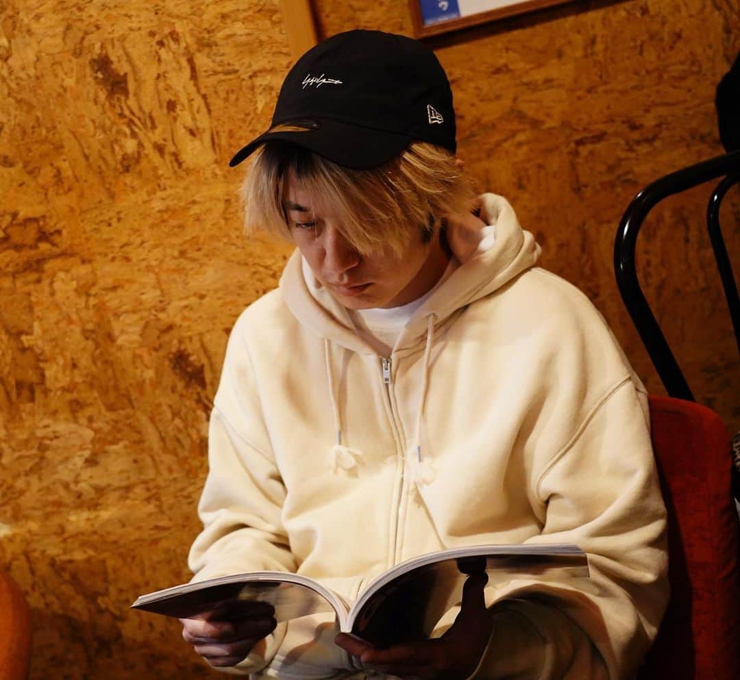 のインスタグラム：「ながらく続きましたGiGSのコラム連載が今号をもって終了となりました。 長い間ありがとうございました。 6年くらいやってたんですかね。  そしてなんと今まで書いてきたコラムのまとめ本的な物を出させて頂くことになりました。 発売は夏頃を予定してます。  出たら買ってね。  #gigsmagazine #ウーハイ先生 #alexandros」