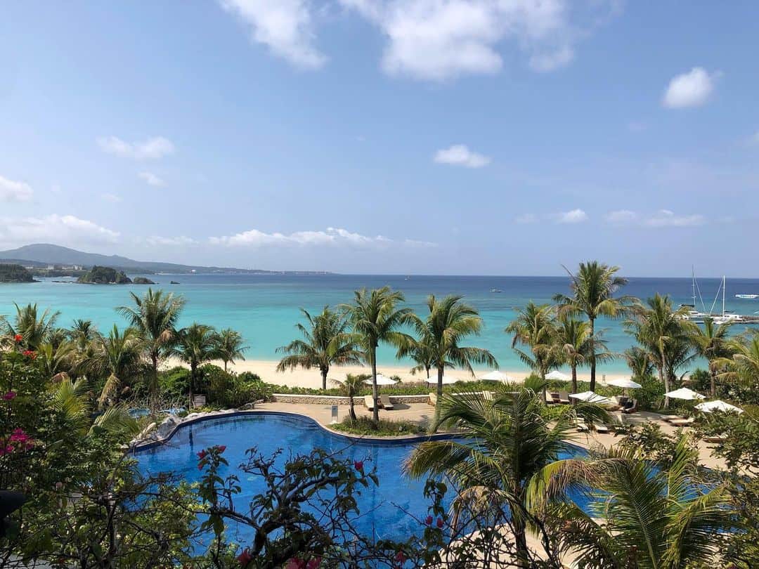 沖玲奈のインスタグラム：「先日の沖縄🌺 今回は出張にお供した形なのであまりゆっくりは出来なかったけど気候も良くて最高でした🐠🏝 1年のうち何回でも行きたい🥹 いつか数日リモートワークもしてみたいな〜👩‍💻現実的にはなかなか出来なさそうだけど😹🤙🤙w笑 行きたいお店もまだ沢山あるけどまた今度❣️ #沖縄 #trip #沖縄カフェ #テラスクラブアットブセナ #ブセナテラス沖縄」