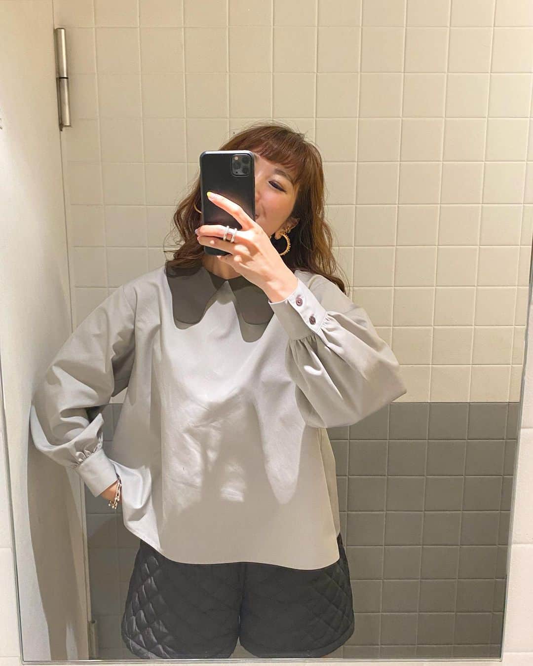 Mai Wakimizuのインスタグラム：「ブラウス1枚で余裕の暖かさ♡今日のバタフライカラーブラウスはgray♡khakiに近いgrayなので、rosy monsterのkhakiショーパンとぴったりでした＼(^o^)／暖かーい最高ー♡ #wakkinstyle#ootd#coordinate tops:#linkable @linkable_official(今週31日〜予約販売予定)」