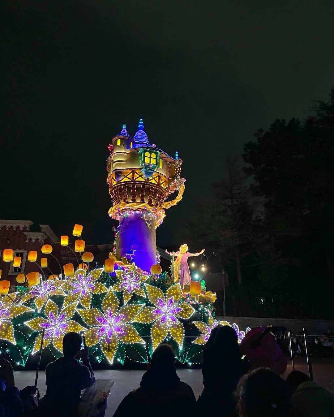 牧野結美さんのインスタグラム写真 - (牧野結美Instagram)「ディズニーランド🏰🌈✨  数年ぶりでした❣️ 前職では、新しいアトラクションや 周年イベント、季節限定パレードなどの取材で 年に数回は訪れていたのに🥺  仕事ではなく、プライベートで行くと より楽しかったです💕 アトラクションは8個くらい乗りました🤣笑  夜のパレードでは、大好きなラプンツェルや ディズニープリンセスを たくさんカメラにおさめました👸🏼👑💓  #ディズニーランドグルメ #ディズニーフード #ディズニープリンセス #夢の国🐭 #アラサーの休日 #アラサー女子の休日 #アラサーファッション #アラサー女子コーデ #週末デート #ディズニーデート #夫婦デート #週末の過ごし方」3月27日 14時08分 - yumi_makino_