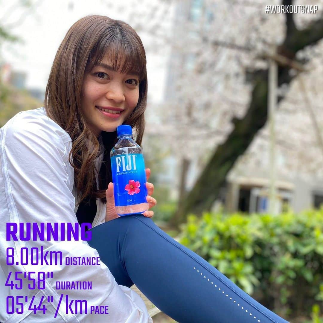 沖玲奈のインスタグラム：「ちょっと曇りだったけどお花見しつつ、8km走ってきました🏃‍♀️💨🌸 マラソン終わってから運動不足が続いてたので徐々に戻して行かないとなー！ 今年はレースは特に予定してなかったけど、狙えるものならもうちょいタイム縮めたい欲が出て来てw #北海道マラソン エントリーしてみました。笑  当たるかな〜🍈 運動前後の水分補給は#fijiwater で🌺この時期は花粉もあって肌の乾燥もいつも以上にするので、多めに水分取れるように、仕事中も含め日常的にこまめに飲んでます✨ お水もやわらかくて飲みやすく、常に冷蔵庫にストックしてるくらいFIJIファンです😌😌💓 @fijiwaterjapan  #tokyo #fiji #fijiwater #フィジーウォーター #run #runner #running #フルマラソン #training #routine #お花見」