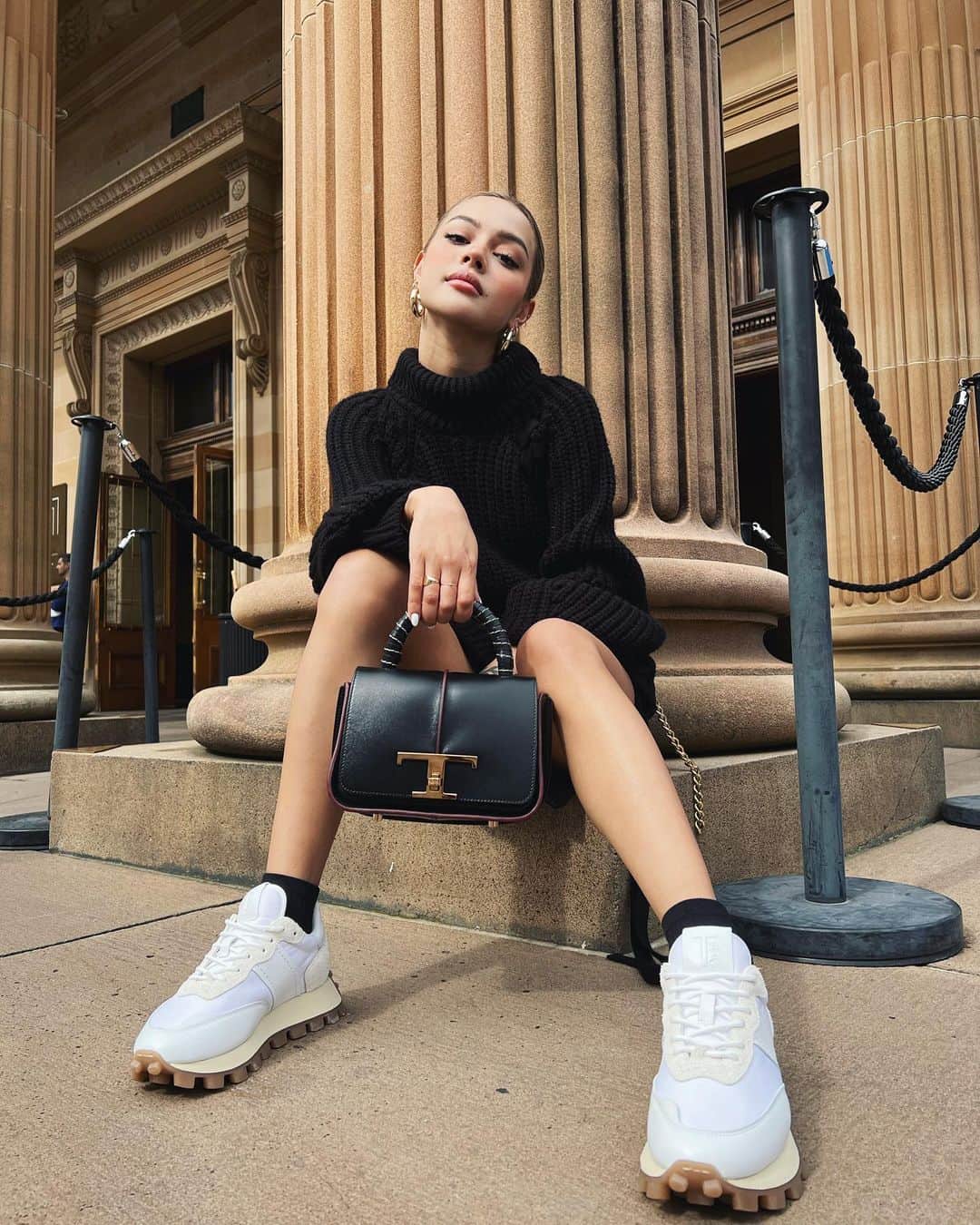 リリーマイマックのインスタグラム：「Dressed up but comfortable for the museum 😇 @Tods @walterchiapponi #TodsSneakers #TodsAustralia #TTimeless #Tods1T .ad」