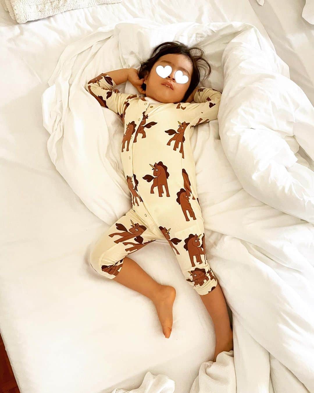 笹川友里さんのインスタグラム写真 - (笹川友里Instagram)「0歳からの癖、 眠い時&寝てる時の出っ歯。 愛おしい。  母のエゴで 一度も着てないピチピチパジャマ着せてごめんなさい🙏」3月27日 15時35分 - sasagawayuri