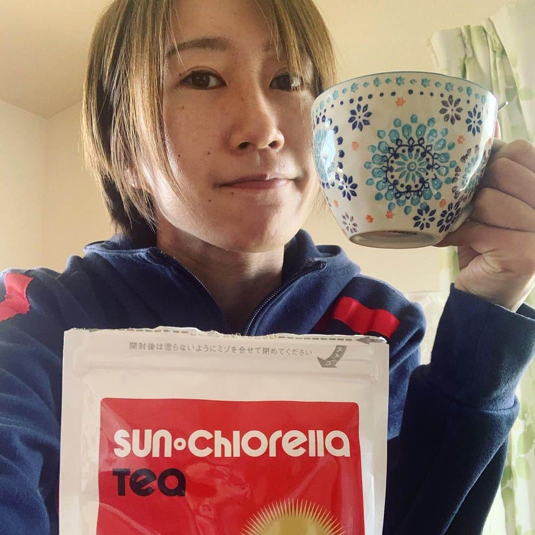 石立真悠子さんのインスタグラム写真 - (石立真悠子Instagram)「季節の変わり目で、体調グズグズ😭  花粉症がヤバすぎるし、月経と、疲れのトリプルパンチ👊🏻  そんな時に栄養たっぷりのお茶が届きました😭  この季節はお茶ばーっかり飲んでるんだけど、そのお茶で栄養とれるの、お手軽で嬉しい😭 サンクロレラ茶は、栄養もたっぷりだし、味も美味しいから嬉しい😭 毎日のお供です🍵  4月からパワー全開でいけるようにエナジー貯め中です🧘🏻‍♀️🧘🏻‍♀️🧘🏻‍♀️  みんなも元気ですか？ 春は色々芽吹く季節だし、吹き出物とか出やすくて、肌荒れやらトラブル続くけど、気持ちは上げていきたいね！  #Activital #サンクロレラ茶 #サンクロレラ茶はじめました」3月27日 16時10分 - infinityone_by_mayuko_ishitate
