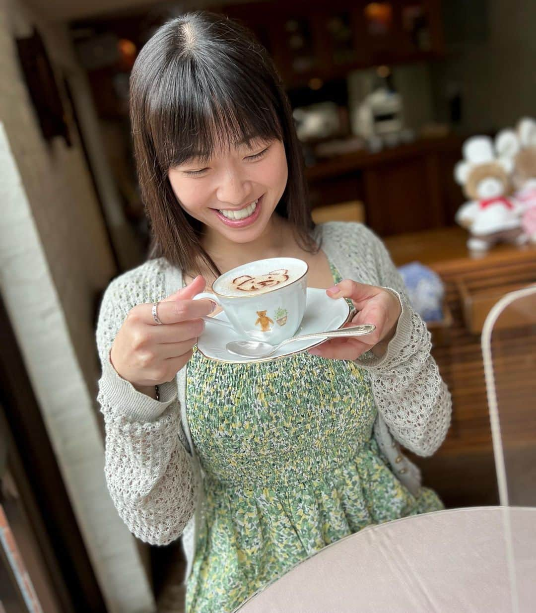 小田飛鳥さんのインスタグラム写真 - (小田飛鳥Instagram)「伊豆高原にて、いつも通りアクティブに動こうと思ったら、生憎の雨で（業務用晴れ女なので）ミュージアム巡りに⭐︎ #アンティークジュエリーミュージアム では、ドレスを着てみました〜！😚 トトロの展示も可愛かった~昔から乗りたかった猫バスにも乗れたよ🐈 たまにはこう言うのも良いなと思いました🧸🌱 #テディベアミュージアム」3月27日 16時02分 - asuka_oda_0320