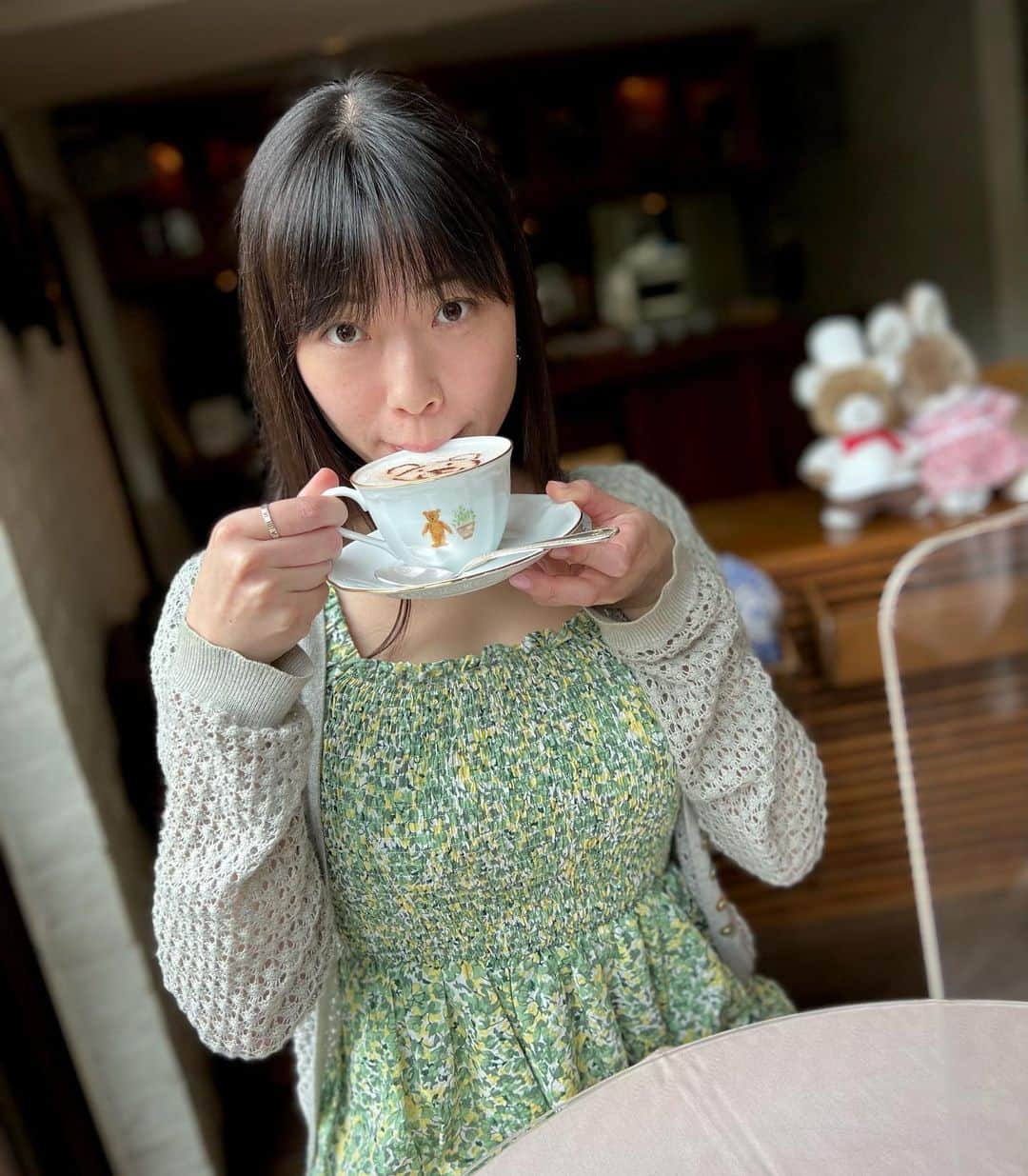 のインスタグラム：「伊豆高原にて、いつも通りアクティブに動こうと思ったら、生憎の雨で（業務用晴れ女なので）ミュージアム巡りに⭐︎ #アンティークジュエリーミュージアム では、ドレスを着てみました〜！😚 トトロの展示も可愛かった~昔から乗りたかった猫バスにも乗れたよ🐈 たまにはこう言うのも良いなと思いました🧸🌱 #テディベアミュージアム」