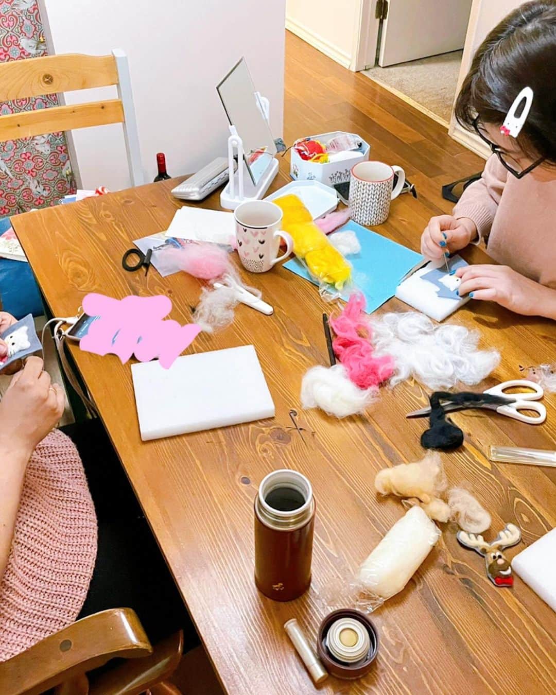 光浦靖子のインスタグラム：「It’s been a while since last workshop. One student is a Kittychan fanatic.   久々の手芸教室。生徒の1人はキティちゃんの大大大ファンで、どうしても作りたい！と。」
