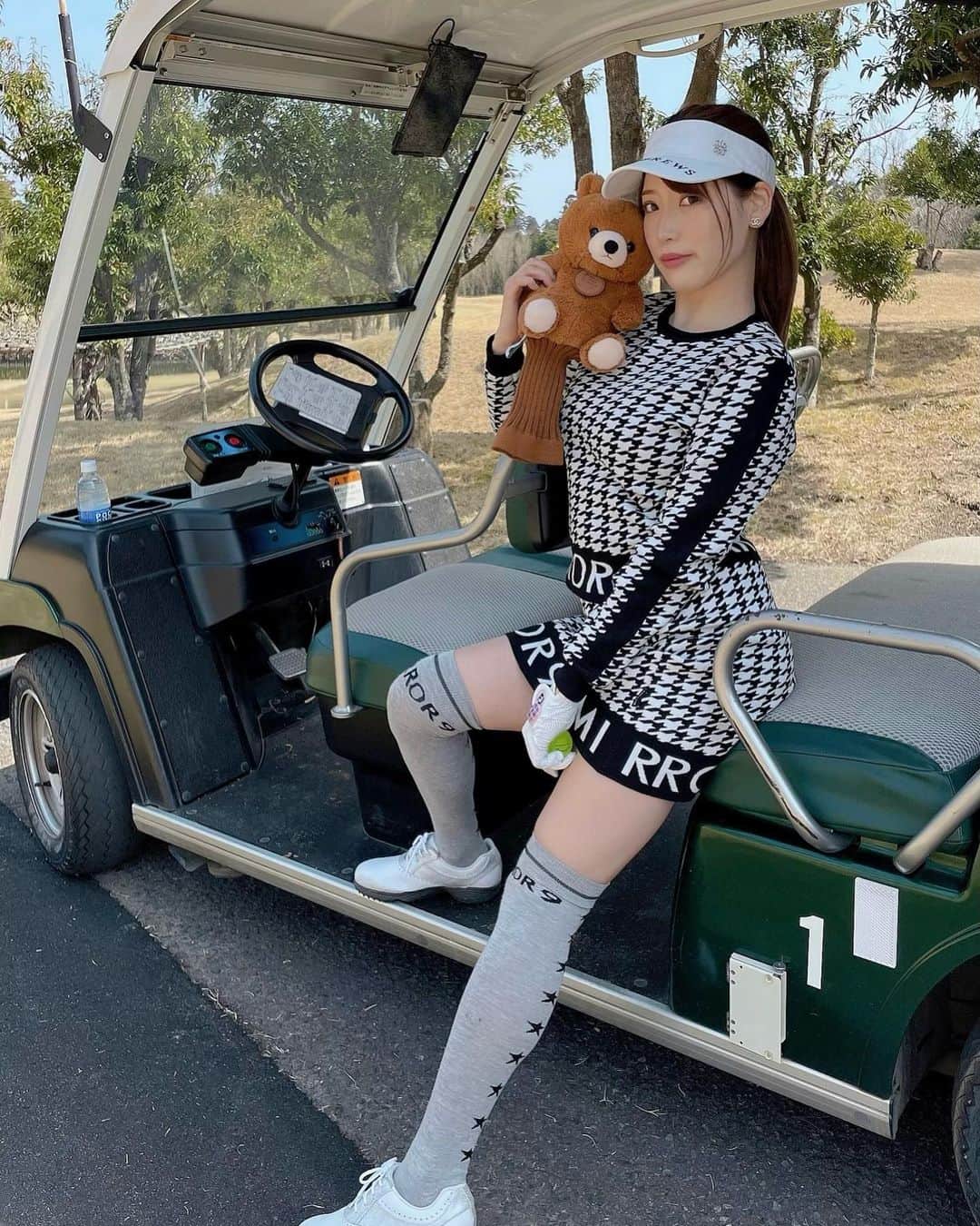 RENAさんのインスタグラム写真 - (RENAInstagram)「ゴルフって 間が空くと本当に うまく打てなくなる😅☁️ 2ヶ月ぶりにクラブ握ったら スコアだめだめでした🥹✨  やっちゃんはドラゴンショット 打ったりで凄かった😎🌸 @yasuyon4   打ちっぱ🏌️‍♀️行かないとだー！ ・ #golf #ゴルフ女子#ゴルフ女子コーデ」3月27日 16時53分 - rei_burlesque
