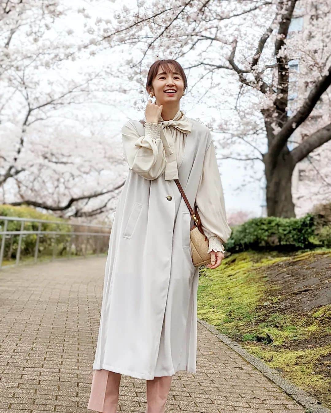 小野恵美のインスタグラム：「お花見🌸 桜が満開で美しいですね☺️  @elura_official の展示会でオーダーしたバックプリーツジレを着てお出かけ🌿 グレージュ×ピンクで春らしく。 動くたびに揺れるプリーツが可愛い🕊️  他には、ミントとネイビーがありました🛍️.stオンラインストアで購入できます♡  #elura #エルーラ #大人の悩みに効くコーデ #elura2022ss #春コーデ #ママコーデ #お花見」