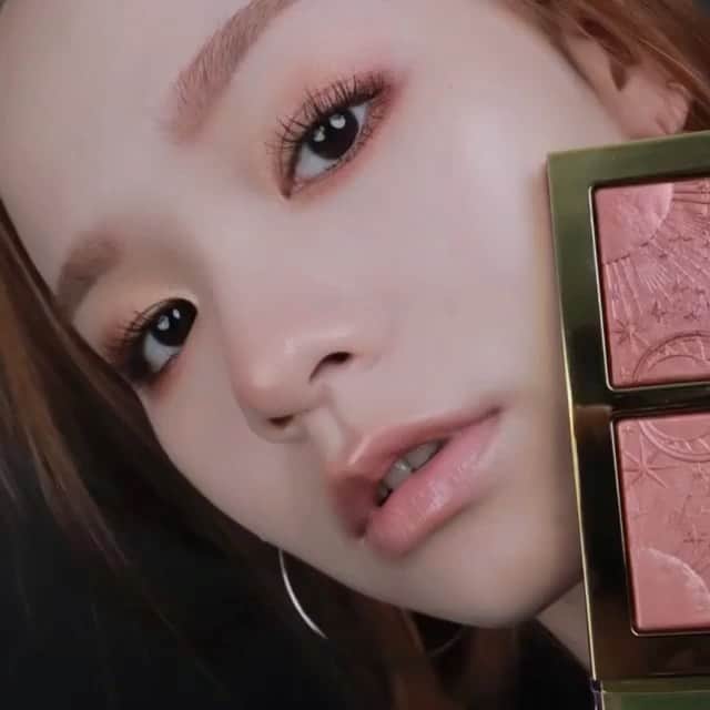 M∙A∙C Cosmetics Japanのインスタグラム：「#MACマグニフィセントムーン コレクション🌙 オレンジやゴールドに輝く砂漠をイメージした限定フェイスパレット✨肌なじみが良く、洗練のツヤ肌に。アイシャドウにもお使いいただけます💎 　 ■エクストラ ディメンション × 4: サラウンディッド バイ スターズ 　 Regram from @maccosmeticstaiwan  #MACMagnificentMoon」