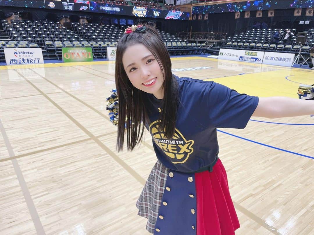西村歩乃果のインスタグラム：「新潟戦のハーフタイムに出演させていただいた際、 BREXYさんとスペシャルコラボしました💃  バスケットLIVEで公開中です。  チアリーダーになりました  #ラストアイドル #チアリーダー」