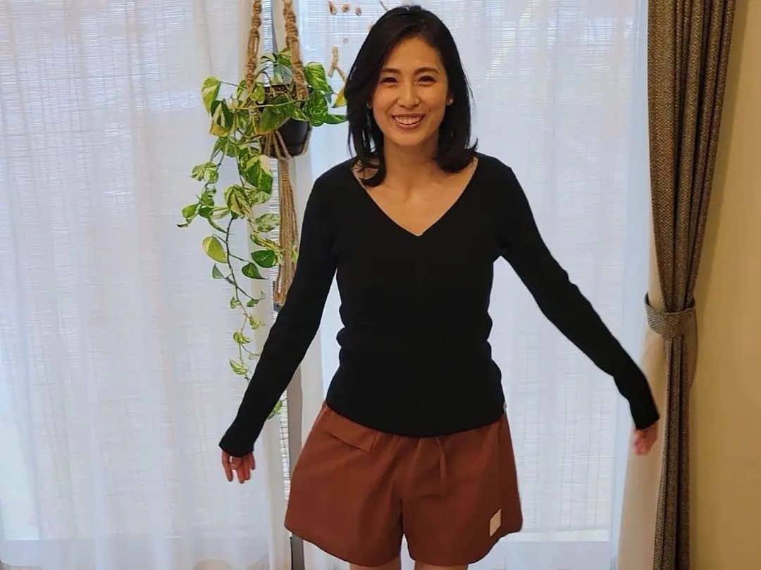 本仮屋リイナのインスタグラム：「ノーパンで過ごせるショートパンツ! その名も「#ととのうパンツ」✨  履いた瞬間は、あまりの気持ちよさになぜか大笑いしました😂  サウナーはもちろん、すべての人にノーパン感覚で過ごせる喜びを体感してもらいたいです💫  ほわーっと力が抜けていくような、目を瞑ってうっとり味わいたくなるような、予想を超える解放感を味わえます🍃💓  夏、こればかり履いてしまいそうな予感😍  コンビニや公園くらいなら、ぜんぜんこれで行けちゃいます🏃‍♂️  #すっかりお気に入リイナ #実はノーパンです #ととのうパンツ #PRじゃない #でもやっぱりふんどしが好き #ノーパン時間」