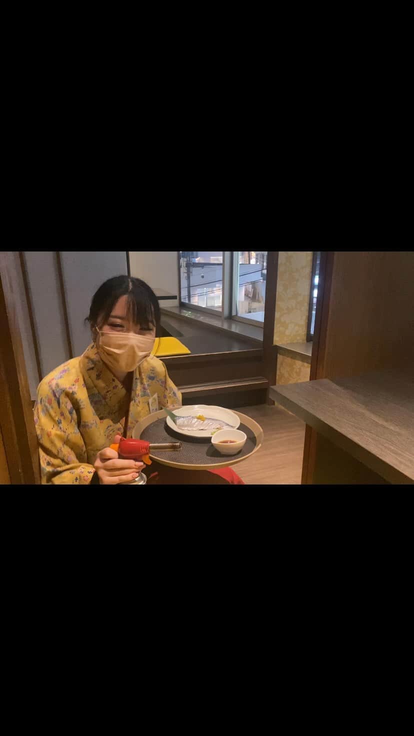 ゆずの小町京橋店のインスタグラム：「昨日仲良し様に炙り〆鯖炙ってるところ撮ってもらいました♥️ めちゃくちゃ久しぶりの常連様！！バトミントン終わりによく団体様で来ていただいていて気付いた瞬間ちょー感動でした🥺‼️  今日もお席空いております💗🥰🌻 ご来店お待ちしてます🍛👏🏻  #海鮮 #鮮魚 #ゆず #柚 #ユズ #お肉  #肉 #魚  #創作和食 #個室居酒屋 #食テロ #飯テロ #美味しい #京橋ディナー #居酒屋 #居酒屋巡り #居酒屋グルメ #居酒屋好き #居酒屋好きな人と繋がりたい #飲み放題 #osaka #大阪 #京橋 #京橋グルメ #京橋居酒屋 #京橋飲み #ゆずの小町」