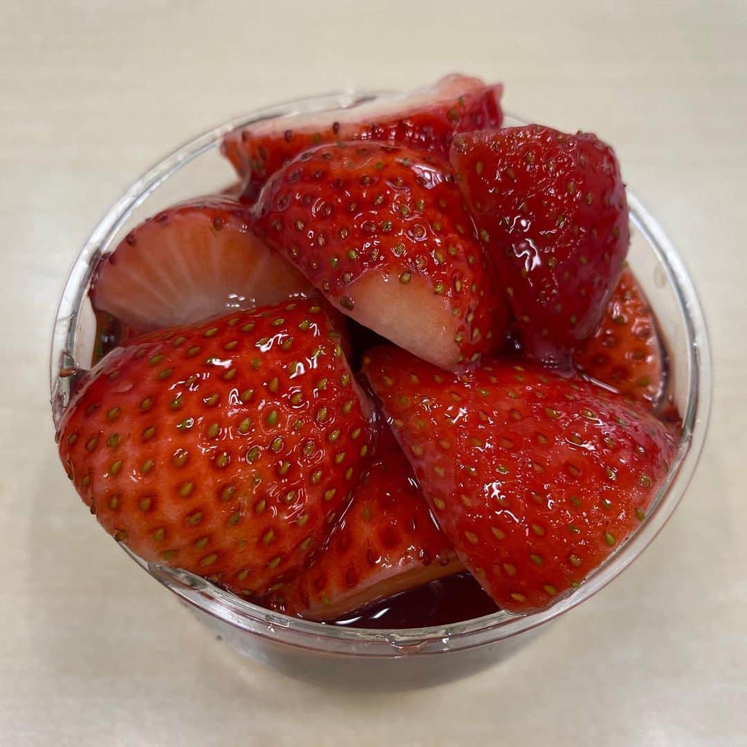 岩永徹也のインスタグラム：「今日のおやつ☺️🍓🍓🍓🍓🍓」