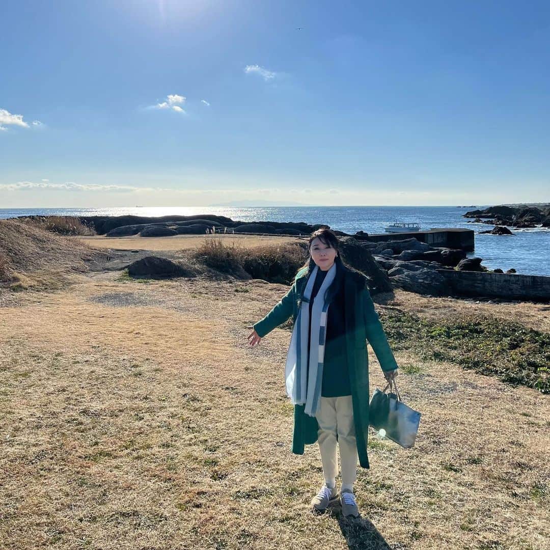 浅野ゆう子のインスタグラム：「先日の…  ひとり語り気まま旅 【浅野ゆう子・竹中直人のぶらり旅】  ご覧になっていただきありがとうございました❣️  そしてたくさんお問合せいただきましたお洋服とアクセサリー❤️ ありがとうございます。  お洋服は大好きな akrisさん @akrisofficial  そしてアクセサリーは @unoaerre_japan  でした。  いつもとても素敵なコーディネートをありがとうございます❤️  #akris さん #unoaerre さん #ありがとうございました」
