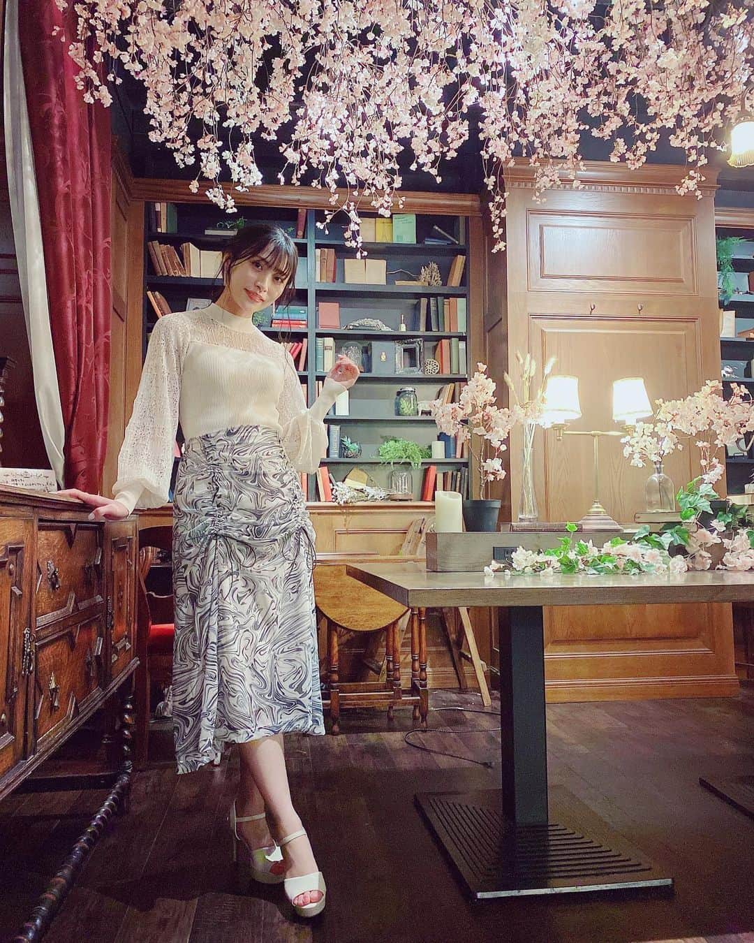 根岸愛のインスタグラム：「👗💕👗 . カレンダー発売イベント 1部2部で服チェンジしました💝 私服で出演する機会多いので またどこかで同じ服を見るかも☺️ 改めて昨日はありがとでした！！  tops @lagunamoon_com  skirt @tokyo_bank  #ootd #fashion #lagunamoon #tokyo_bank #ガスヴァンサントみたいに蒼い #秋葉原和堂 #私服 #ねぎ私服 #ねぎしふく」