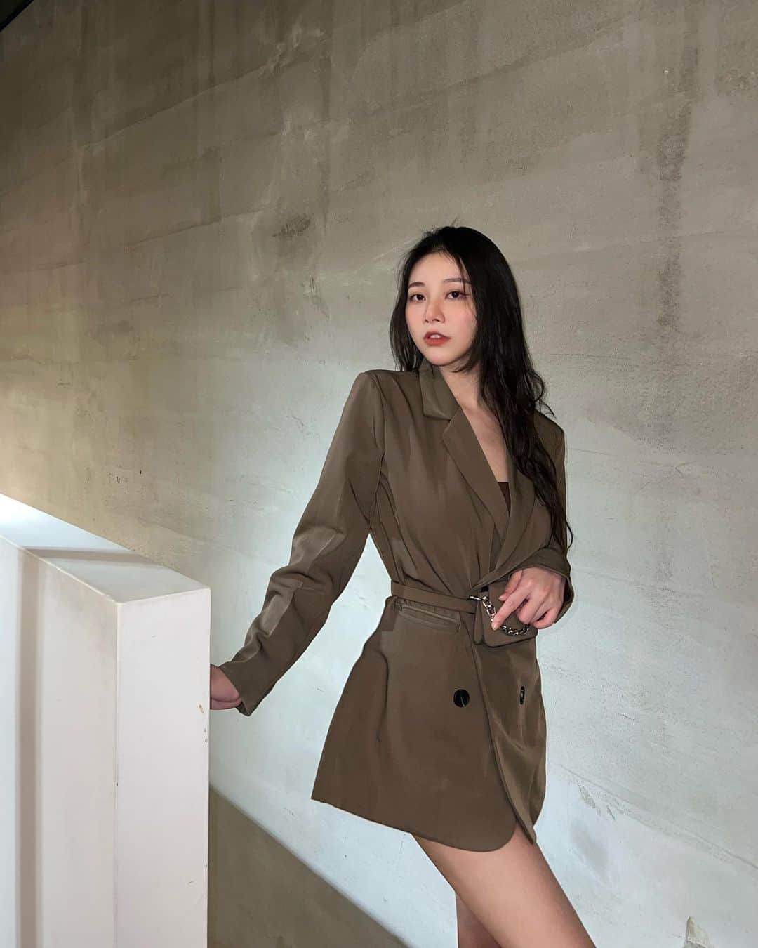 張香香のインスタグラム：「趁著跟一堆女生出來時 趕快拉個人拍拍穿搭😛  外套/ @z.zebra0611」
