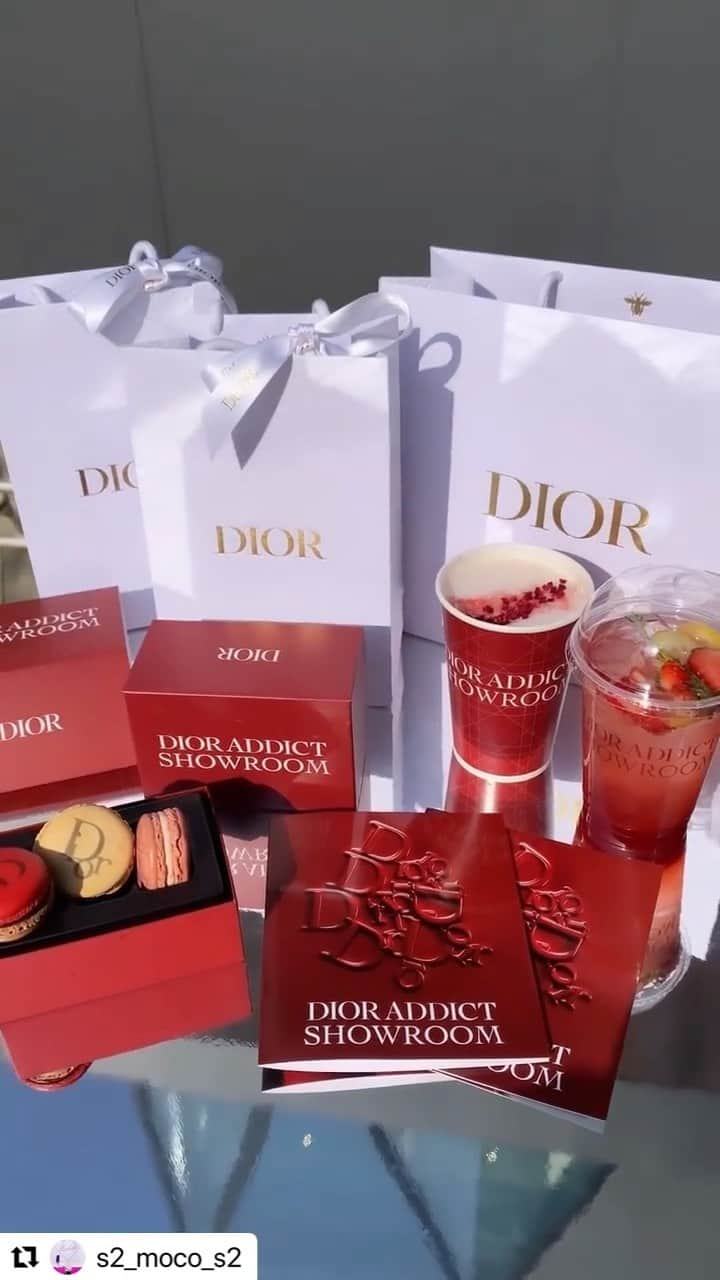 MOVE / ムーブのインスタグラム：「【4月3日まで】DIOR ADDICT SHOWROOM💄🪞  先行販売のリップは新生アイコンで登場🫶  来場者限定で入場できる併設カフェ「ディオール アディクト ショールーム カフェ」では、ピエール・エルメ・パリ(PIERRE HERMÉ PARIS)とコラボレーションしたマカロンを販売✨  ぜひ気になる方はいってみてね👀💕  THANK YOU💞 @s2_moco_s2   #ミルクマガジン #milk_web #体験型イベント #dior #ディオール #ディオールコスメ #ディオールアディクトショールーム #ギフト #ファッション」