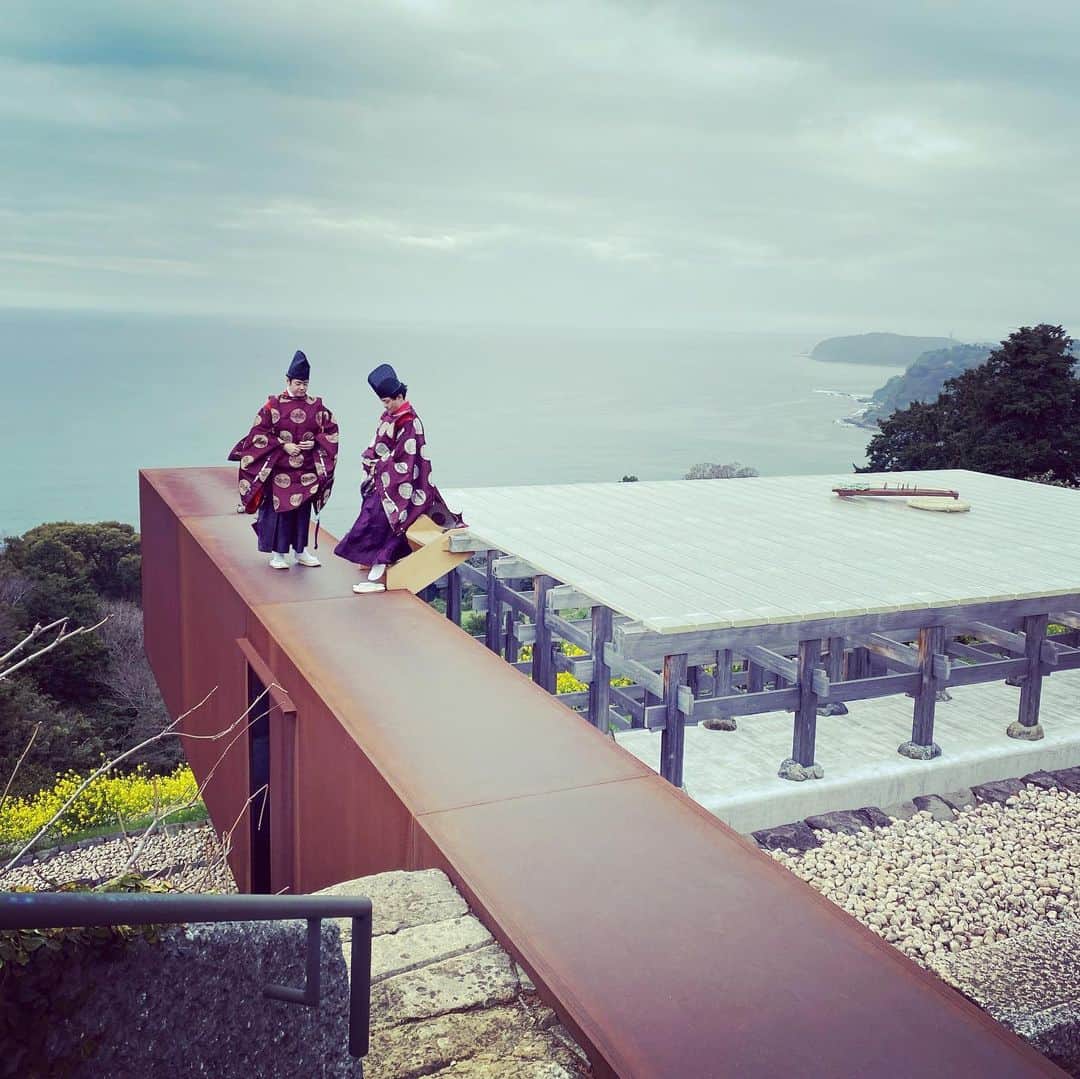 鶴田真由のインスタグラム：「小田原の江の浦測候所にて、本日、春日大社の神様を勧請し、そのお披露目の宴の予定でした。が、なんと！昨夜の嵐でお社には入れず、まだ事務所でお休みとのこと😅💦結局、本日は前夜祭の宴ということになりました😊👍✨ ＃江の浦測候所　＃杉本博司　＃春日大社　＃神様のお引越し #えのうらそっこうじょ」
