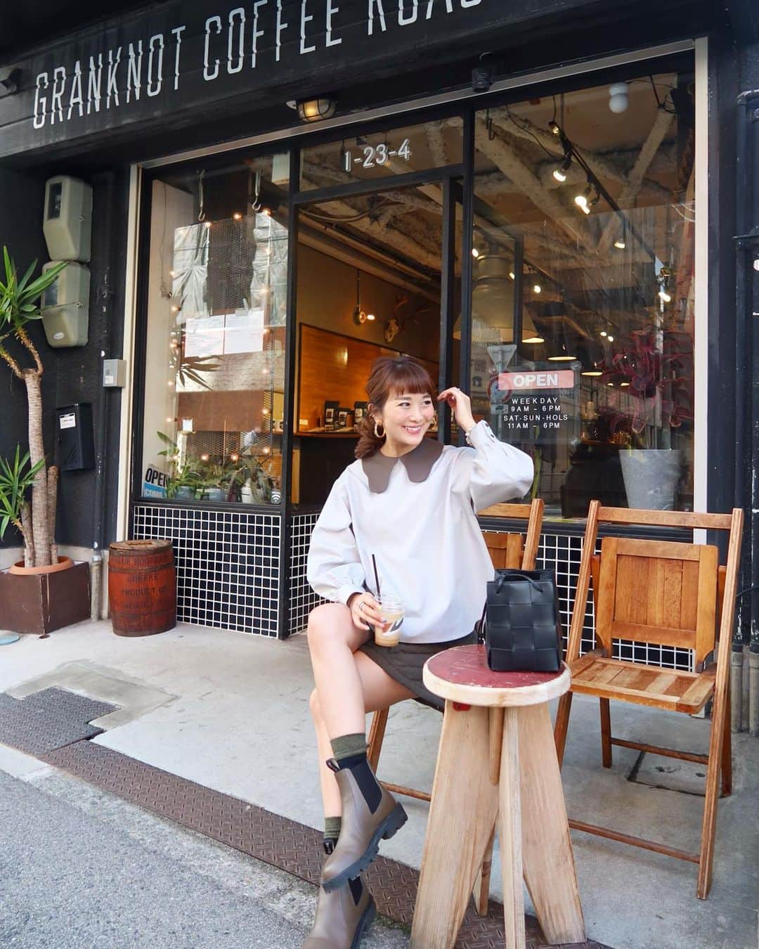 Mai Wakimizuのインスタグラム：「堀江に来たら必ず立ち寄るGRANKNOT COFFEE♡ちょうど息子がお昼寝のタイミングだったのでゆっくりカフェラテタイム♡(車内で。笑)少しずつ桜が咲き始めていてただ歩いてるだけで気持ち良い＼(^o^)／来週末には満開かな♡ #granknotcoffee#大阪」