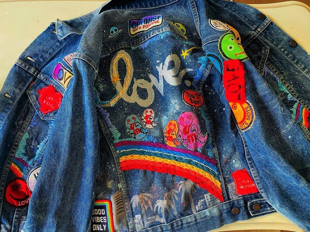 澤田友美のインスタグラム：「. vintage Levi'sのDemim jacketをここまで作り込んだのは初めて❣️ ストーリー性を込めて👻💗 パッチ一つ一つも染めたりしたからお気に入りになりました✨ Happyなら気持ちで今ごろ着てもらえると嬉しいな😍 . . @tomomi__sawada  @alovemovement  @public_obihiro  #alovemovement#vintagelevis #denimjacket #remake #love #oneofakind」