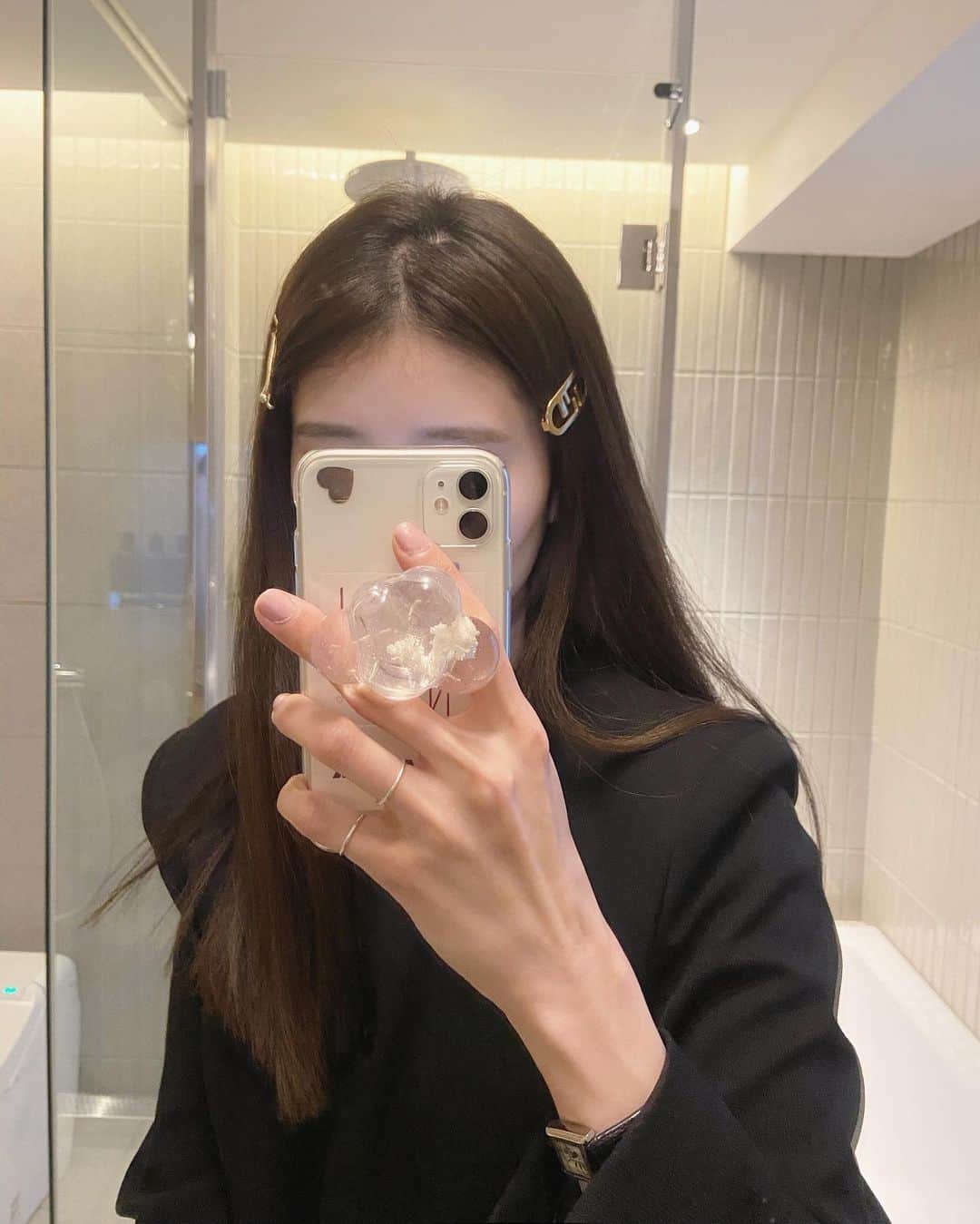 i am aiのインスタグラム：「☁️💫🕷 ㅤㅤㅤㅤㅤㅤㅤㅤㅤㅤㅤㅤㅤ 明日楽しみだなん なーんにも決まってないけどね だれがくるかも全貌はわからない でも最高な日🤝 ㅤㅤㅤㅤㅤㅤㅤㅤㅤㅤㅤㅤㅤ 何着ようかしら〜 あったかいといいな〜🤍」