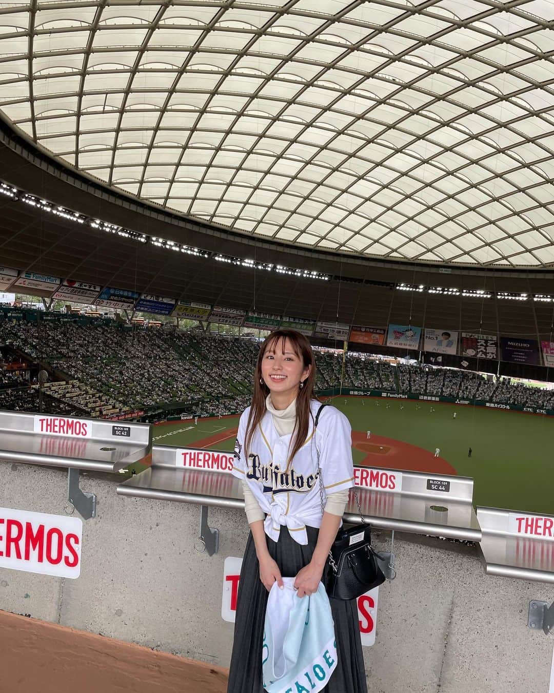 前田ゆうのインスタグラム：「今日は野球好きの友達たちとオリックスバファローズVS西武ライオンズの試合みてきたよー^ ^ オリックスファンになって！！！っていま勧誘中😌笑 ポカポカあったかくて風もあってな感じで気持ちよく観戦できました♫ 試合は負けちゃったけど出だしはいい感じだったから今年のオリックスも楽しみです🥳 フレフレ〜バファローズ✨⚾️ #オリックス #オリックスバファローズ」