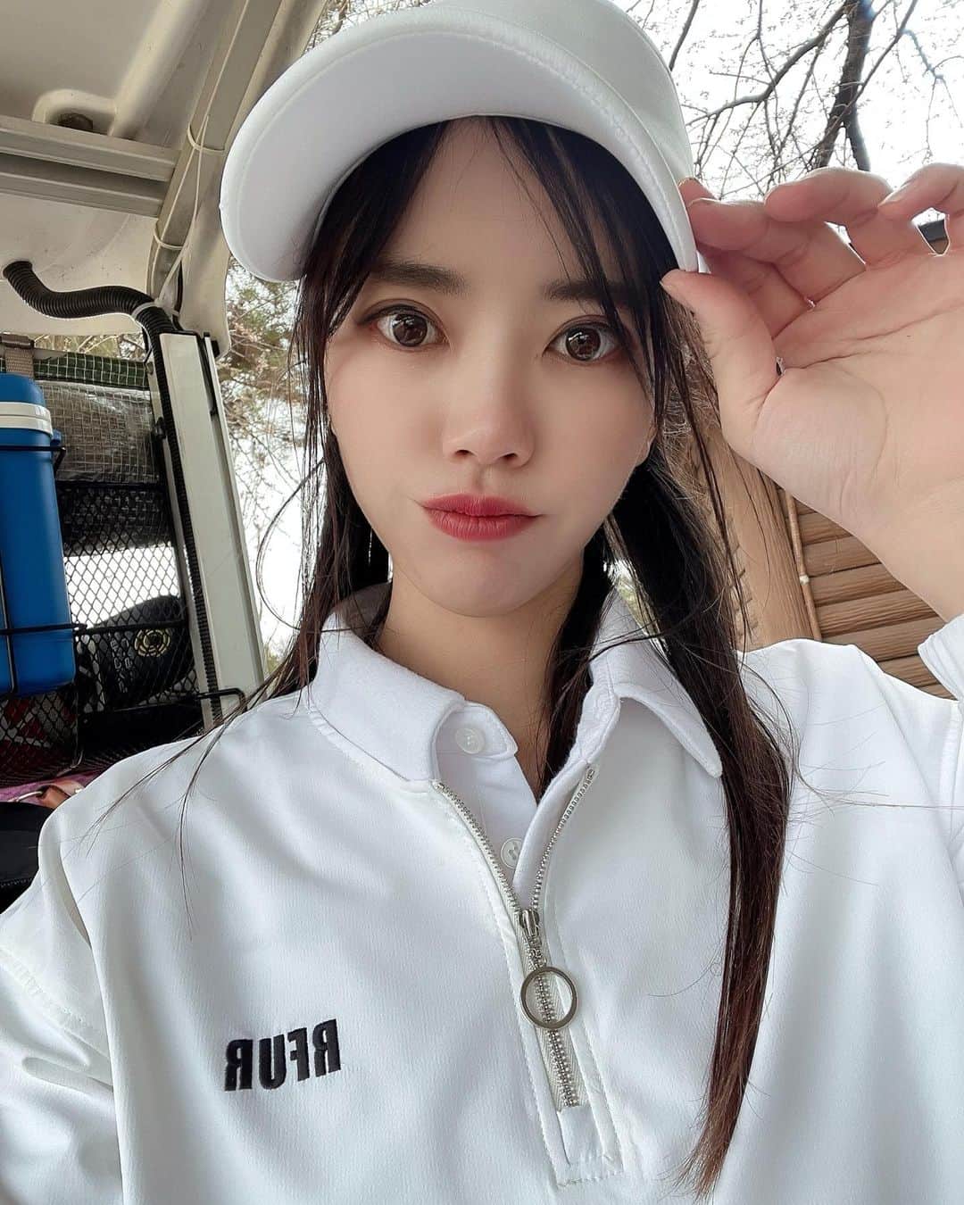 hina2221のインスタグラム：「今日は春らしく白コーデ🤍 プリーツスカートは制服みたいで 好きです✨  ウェアは今回も @raffiuro_japan   前回のPOPUPのときに、パーソナルカラー診断をしたんだけど、 私のパーソナルカラー診断は 「サマー」です🤍  サマーさんはブルーベースの中でも高明度、低彩度のものが似合うの✨  ちなみに、このWhiteのトップスは ブルーベースのわたしにはぴったりな色✨  白は白でも 真っ白が似合うブルーベース、黄みがかった白が似合うイエローベース。  イエローベースさんだったら、もう少し黄色みが入ったオフホワイトの方が、肌写りが綺麗にみえるよ！✨  色を味方につけると、肌が綺麗にみえたり、着痩せできたり 目の錯視を使うことによって、 色んなメリットがあります❤️  パーソナルカラーについては 今後少しずつ紹介しますので お楽しみに✨ . . .  #ゴルフ女子#ゴルフ男子#ゴルフ初心者#ごるふ女子#ごるふ男子#ゴルフ女子初心者#レザレクション#レザレクショントウキョウ#ゴルフコーデ#ゴルフウェア#インスタゴルフ女子#ゴルフ好き##インスタゴルフ部#ドライバー#スイング動画#巻き髪ロング #ゴルフウェア golfgirlsofinstagram#高尔夫#日焼け」
