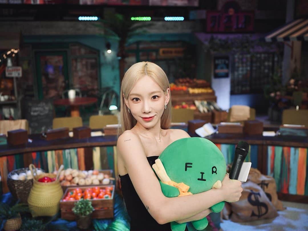 テヨン のインスタグラム：「지훈이가 찍어준 나🥲」