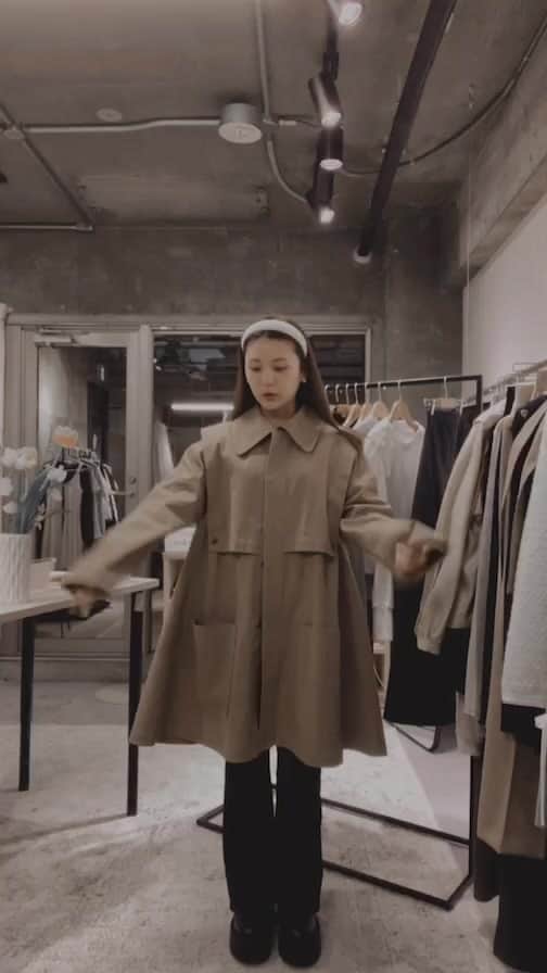 のインスタグラム：「🧥❤️  9unqオリジナルのトレンチコート紹介しました❣️ 本当に本当に可愛いからみんなに着てほしい🥺💓 可愛さと大人ぽさもあるトレンチだから、 みんなも着やすいと思う🤭💛💛 予約販売中だから是非チェックしてみてね☺️  @9unq.official   #トレンチコート #トレンチコートコーデ #春コーデ #春服 #クアンク #ひよん #ひよん服 #9unq」