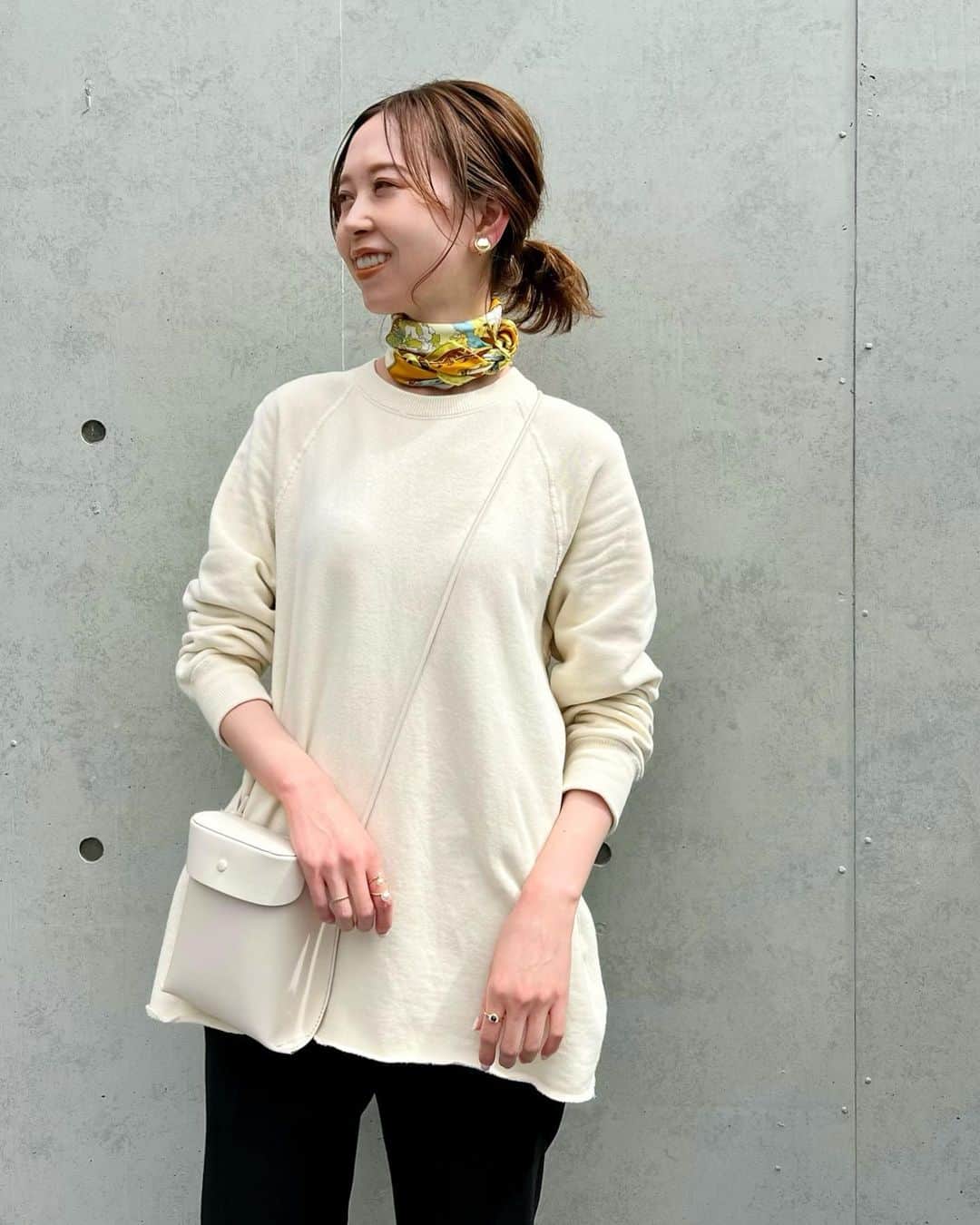 はれこのインスタグラム：「無印のカレーを買いに🍛  今日は暖かかったから スウェット1枚で大丈夫だった〜🌼  -  tops @iena.la.boucle  no.22070914105010 IENA LA BOUCLE 吊り裏毛プルオーバー  scarf @manipuri_jp   bag @marrow_japan   shoes @repettoparis  @repetto_japan   -  #ienalaboucle  #baycrews #2022SS #はれこ私服まとめ」