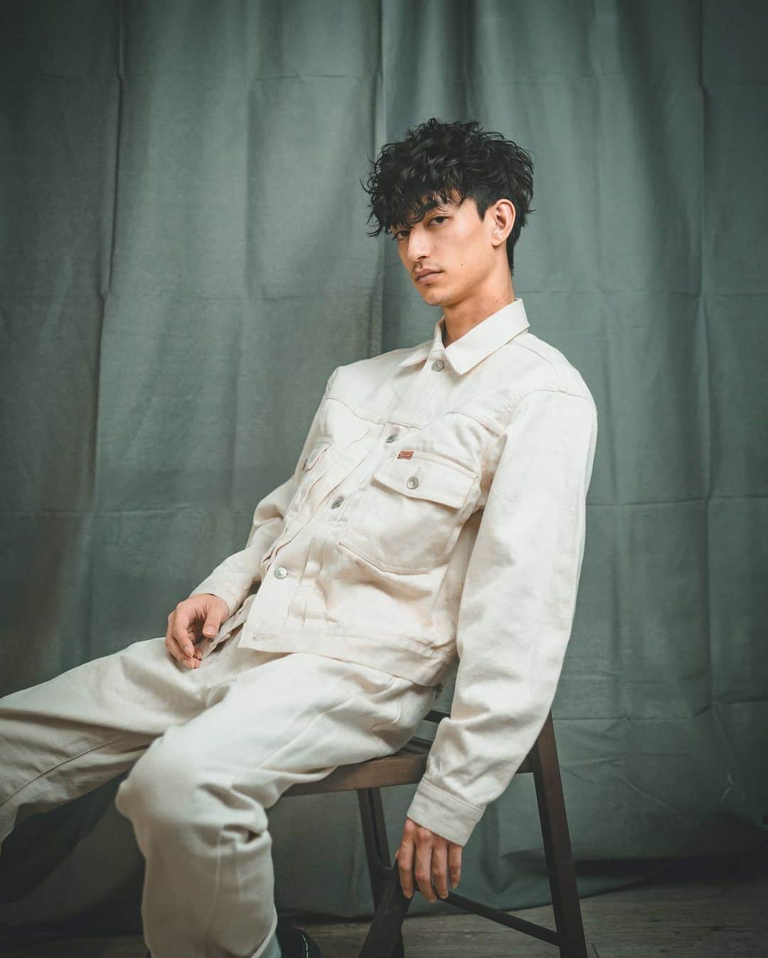 のインスタグラム：「𝑩𝒍𝒂𝒄𝒌 𝒑𝒆𝒓𝒎 𝒕𝒚𝒑𝒆𝟑  𝑯𝒊𝒂𝒓.𝑭𝒂𝒔𝒉𝒊𝒐𝒏.𝑷𝒉𝒐𝒕𝒐 𝑩𝒚 @amezooon   #𝔠𝔦𝔫𝔢𝔪𝔞𝔱𝔦𝔠𝔪𝔢𝔫𝔰𝔥𝔞𝔦𝔯  #大人パーマ #大人マッシュ #大人ヘア  #黒髪 #ブラックコーデ  #黒髪パーマ #波巻きパーマ  #波巻き  #スパイラルパーマ  #スパイラルパーマメンズ  #マッシュ #ツイストスパイラル #ツイストスパイラルパーマ  #メンズヘア  #メンズファッション  #外国人風ヘアー  #外国人風パーマ  #a7Ⅳ #sony  #sonya7Ⅳ #zeiss40  #ポートレート #シネマティック  #cinematic  #cinematicmenshair #シネマティックメンズヘア #木村拓哉  #古着 #vintage」