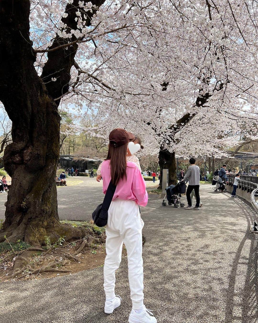 近藤千尋のインスタグラム：「今日はとことん外で動いた日❣️ @saika518  親戚のような菜香と🌸笑 桜が綺麗だったぁ〜💕 春意識でまっぴんくおかん🧏🏻‍♀️笑 パンツはお友達のブランド😍 ユニセックスだから 大きめサイズで公園にピッタリ❣️  あー、はしゃいだから もう子供達は寝そうです。笑  明日からまた1週間頑張ろう❣️🤙」