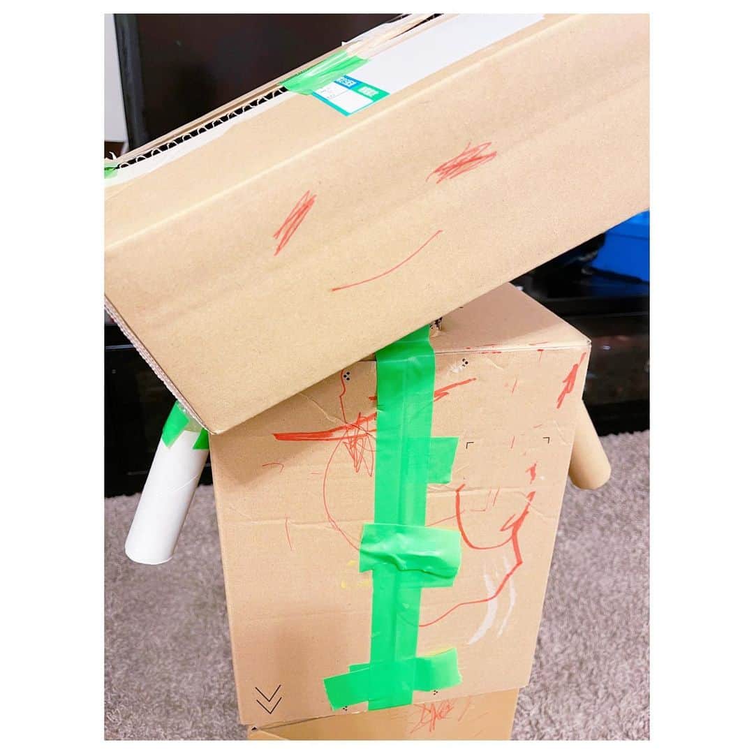 のインスタグラム：「📦🤖✨  廃材で何かを作るのが好きな息子の段ボール作品。  「ロボット」らしからぬ顔が可愛くて癒し。 （まさに☺️の顔）  写ってないけど、足もとはパパがお手伝い。  なかなか高さと幅があって1日に何度かぶつかるけど、顔を見るとちょっとほっとします。  #sunday #春休み」